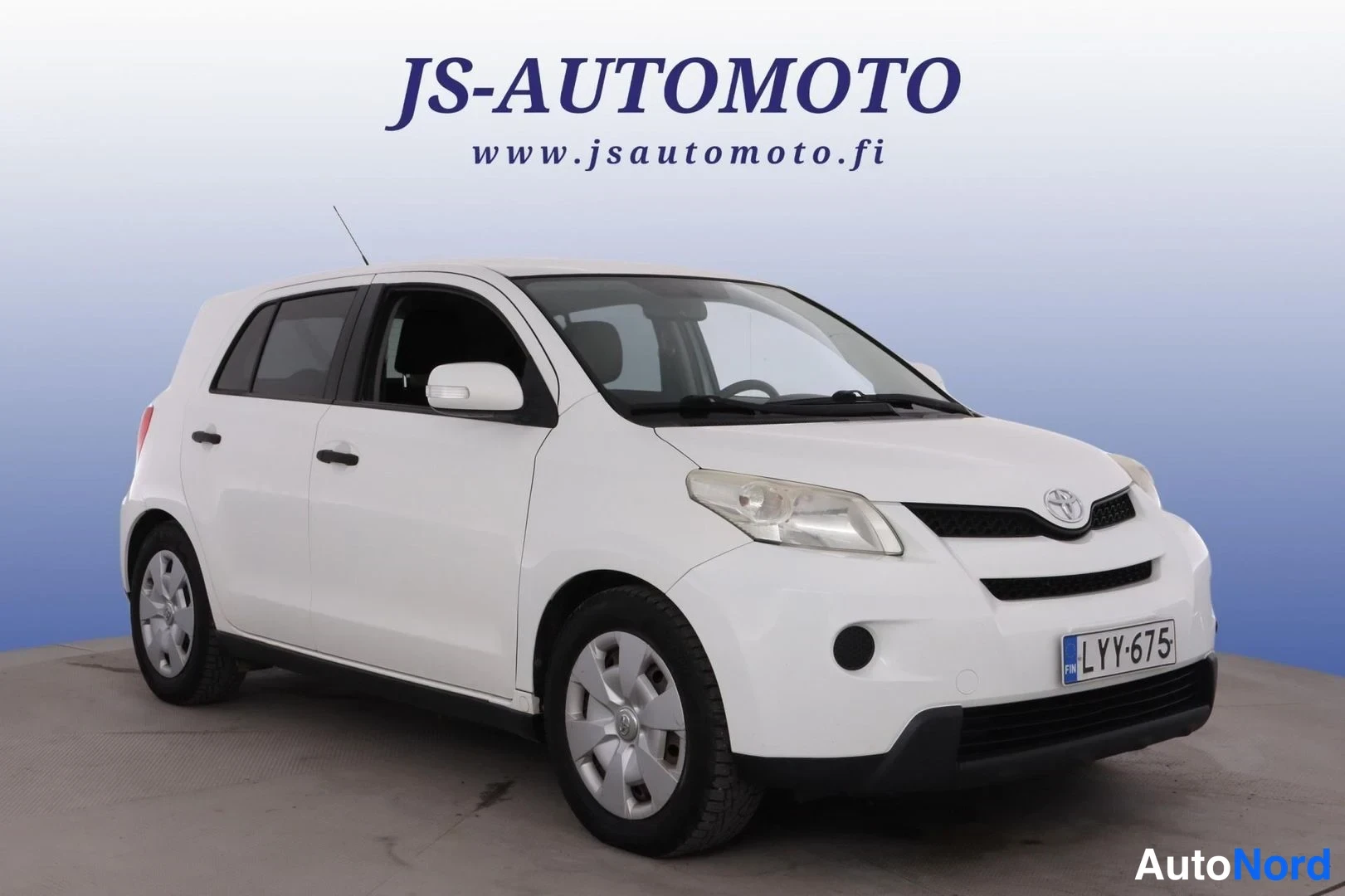 Valkoinen Toyota Urban Cruiser 2010, etuviisto, keula oikealle, kuva 2