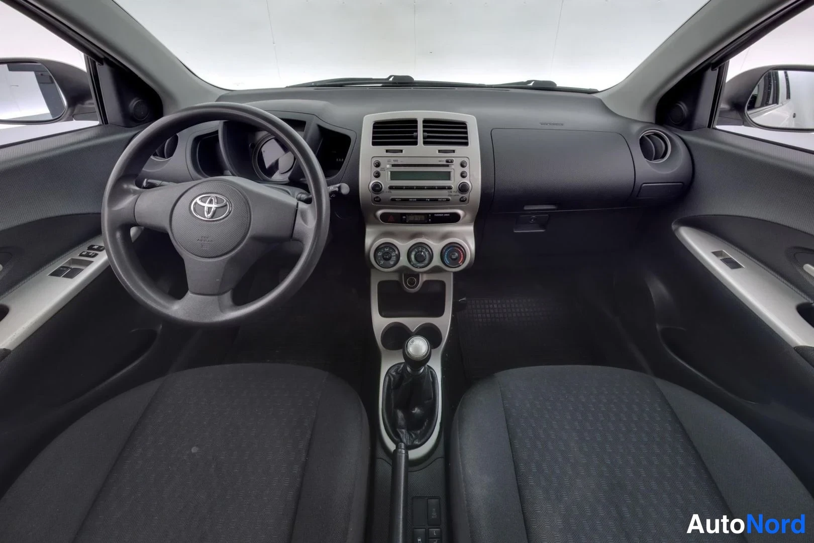 Valkoinen Toyota Urban Cruiser 2010, ohjaamo, kuva 9