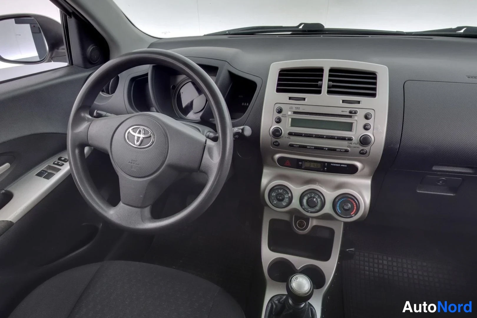 Valkoinen Toyota Urban Cruiser 2010, yksityiskohta, kuva 13