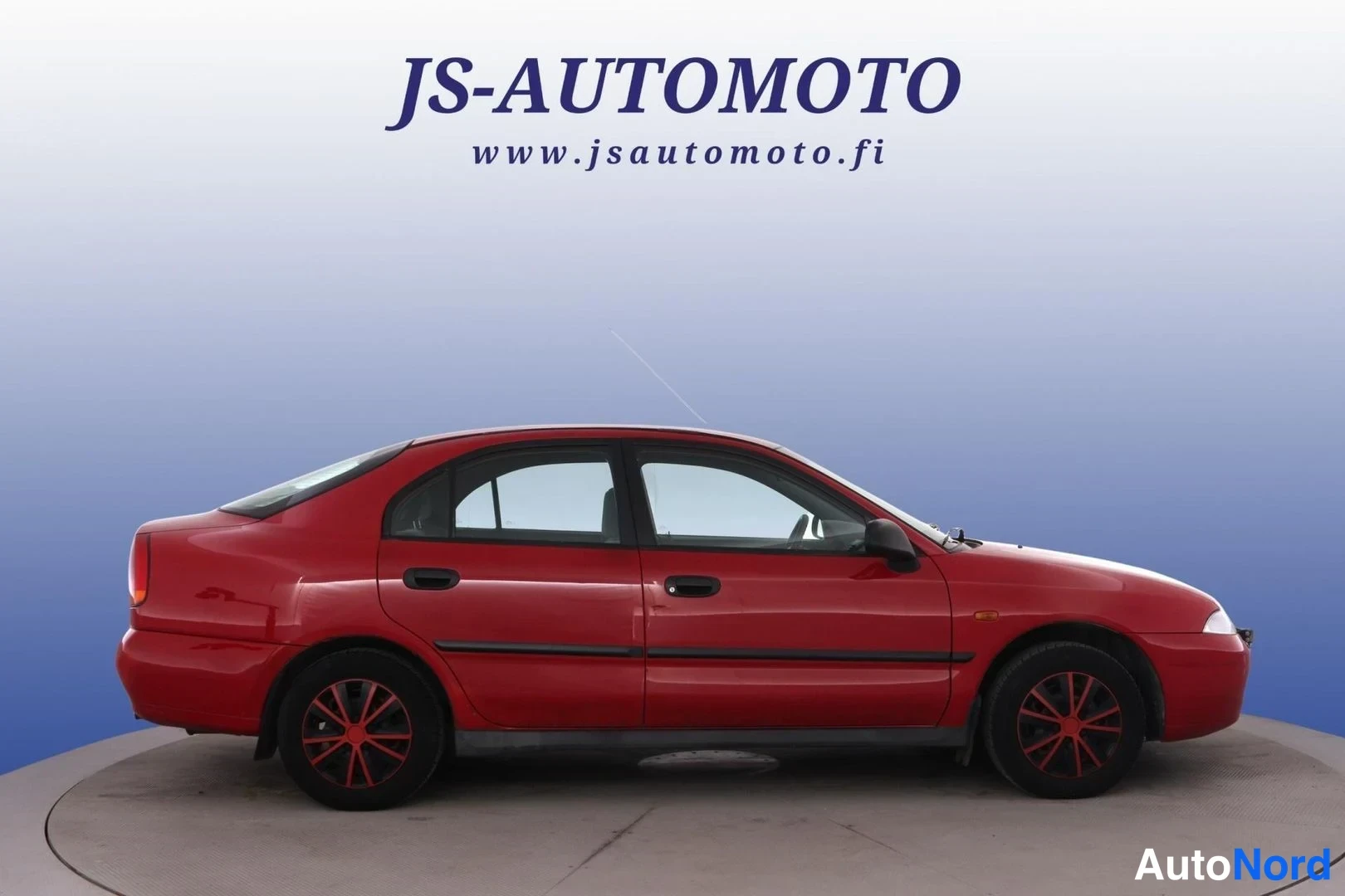Röd Mitsubishi Carisma 1997, från sidan, bild 3