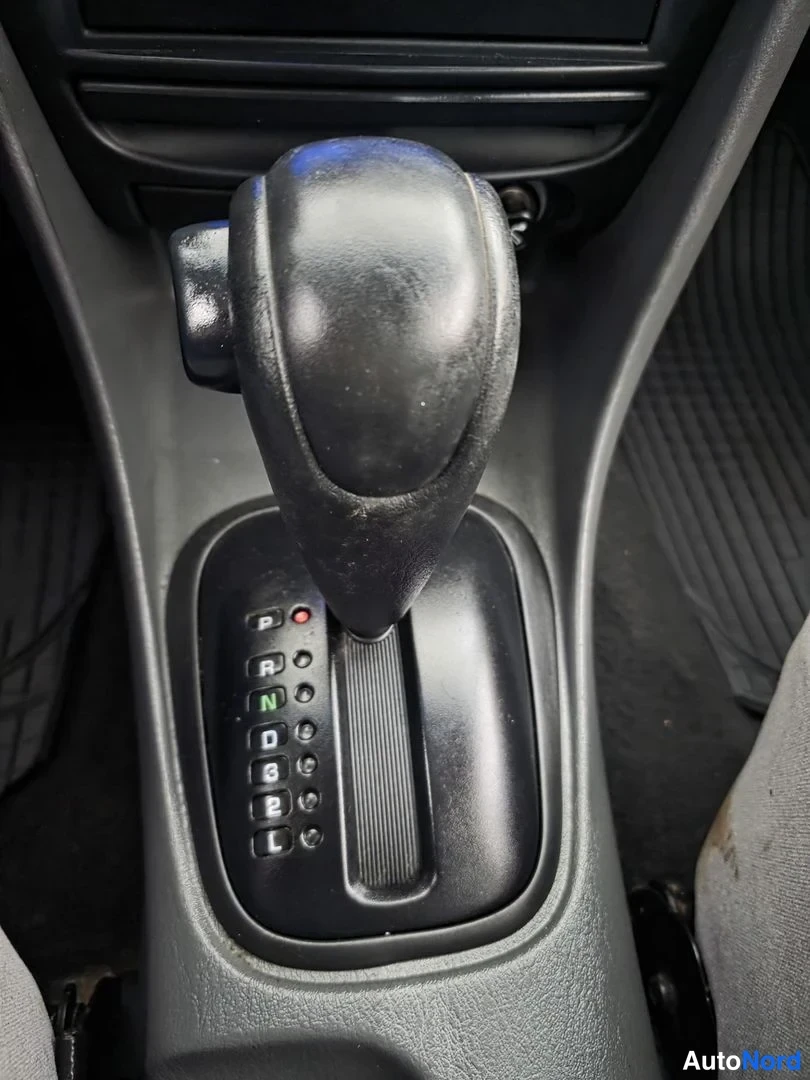 Röd Mitsubishi Carisma 1997, detalj, bild 14