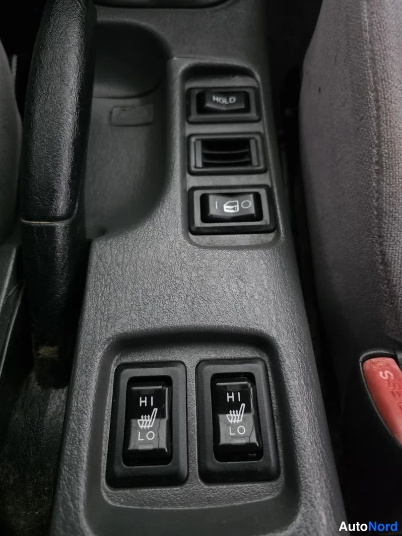 Röd Mitsubishi Carisma 1997, detalj, bild 15