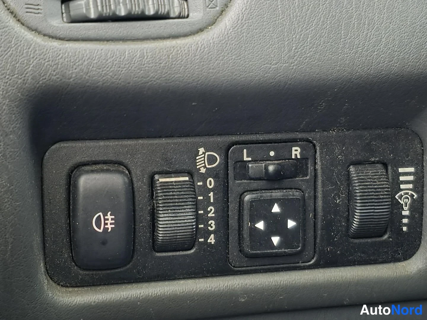 Röd Mitsubishi Carisma 1997, detalj, bild 19