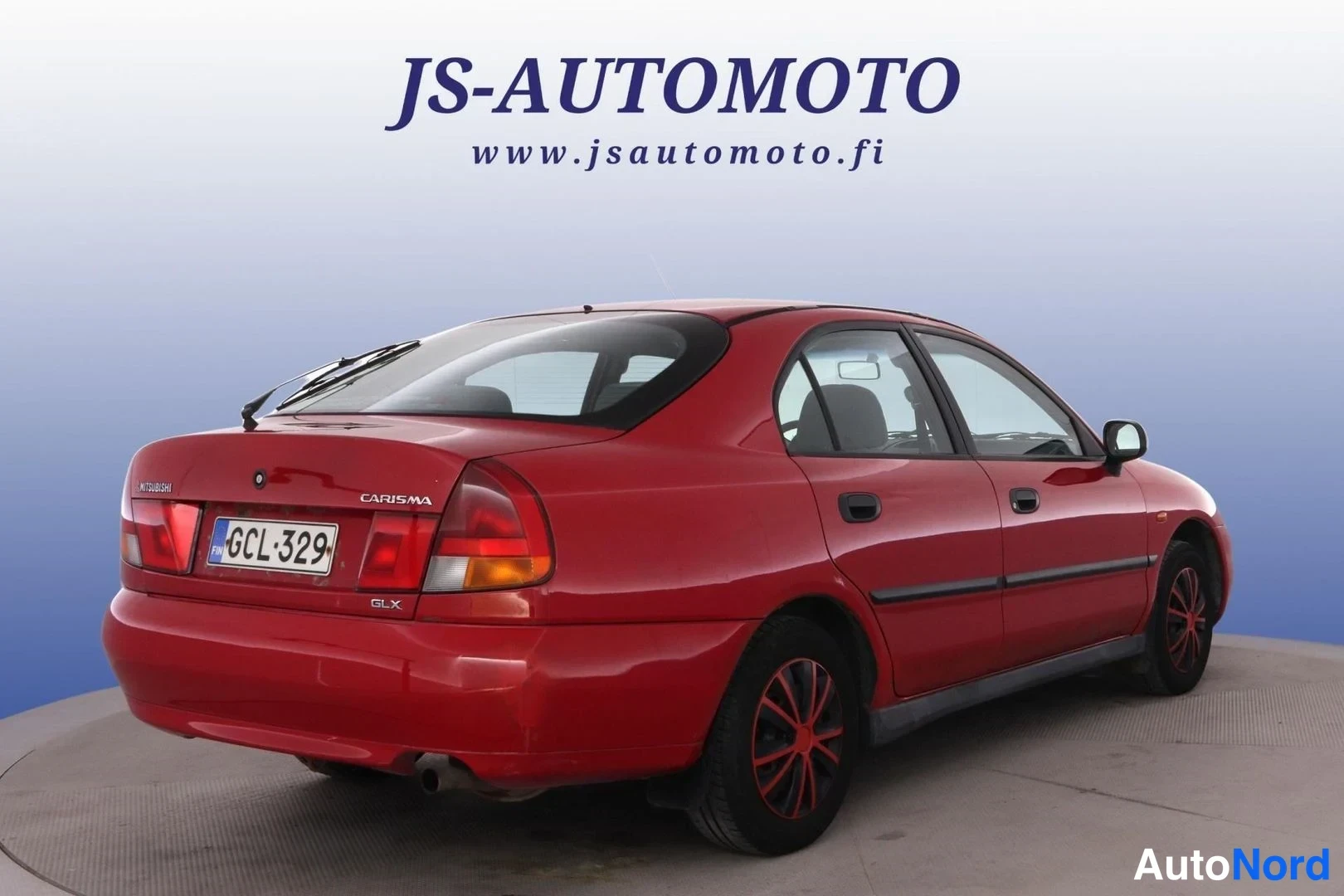 Röd Mitsubishi Carisma 1997, snett bakifrån, bild 5