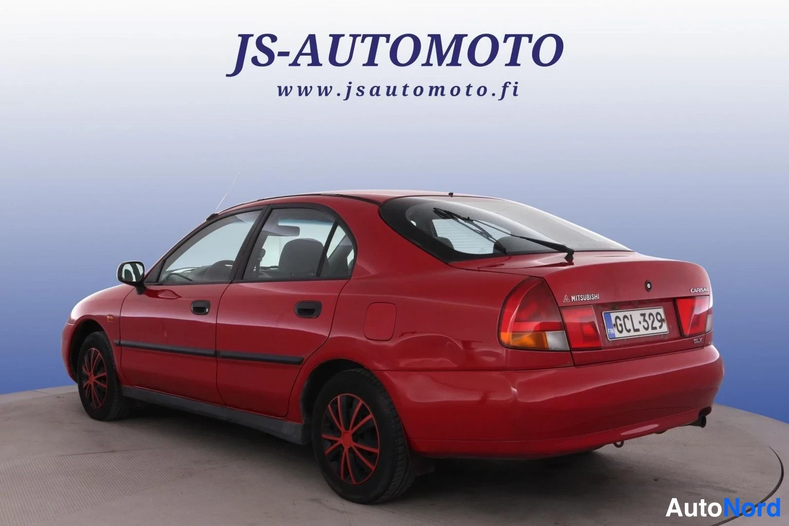 Röd Mitsubishi Carisma 1997, snett bakifrån, bild 6