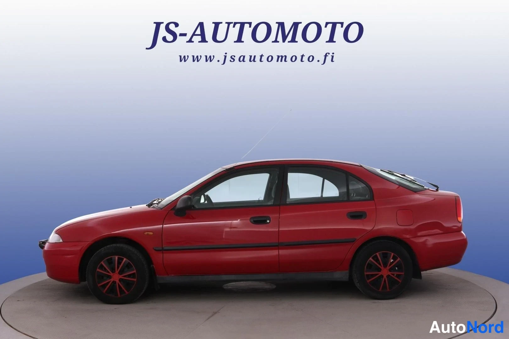 Röd Mitsubishi Carisma 1997, från sidan, bild 4