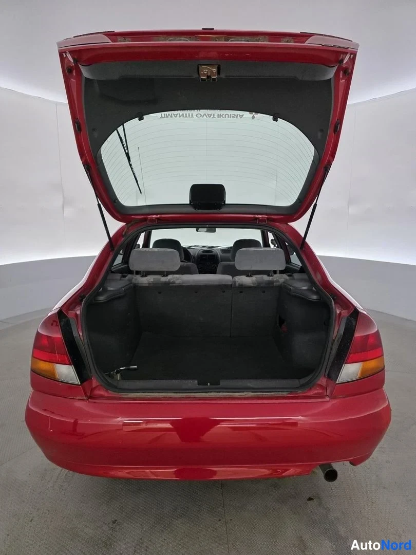 Röd Mitsubishi Carisma 1997, bagageutrymme, bild 12