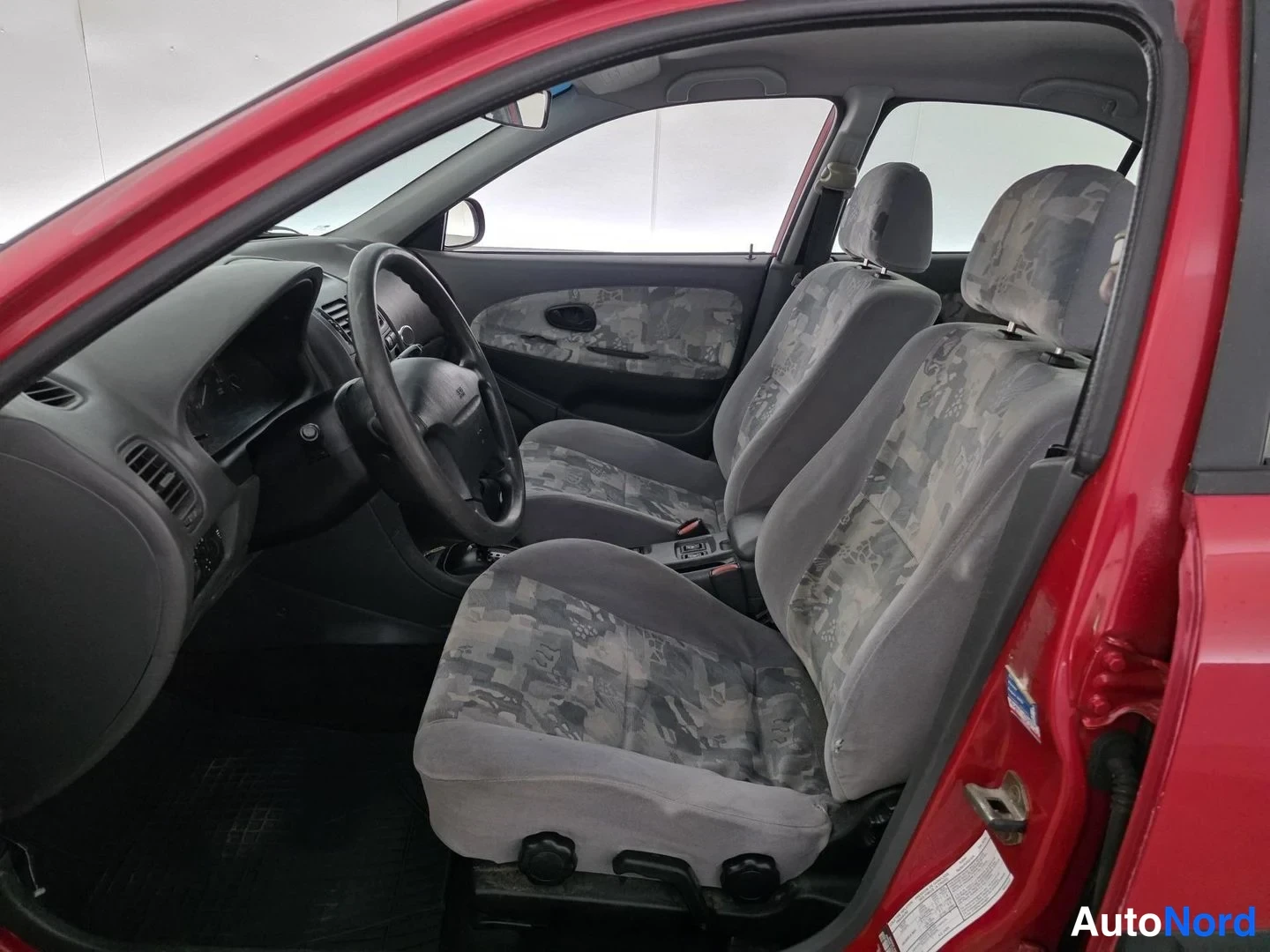 Röd Mitsubishi Carisma 1997, framsäten, bild 8