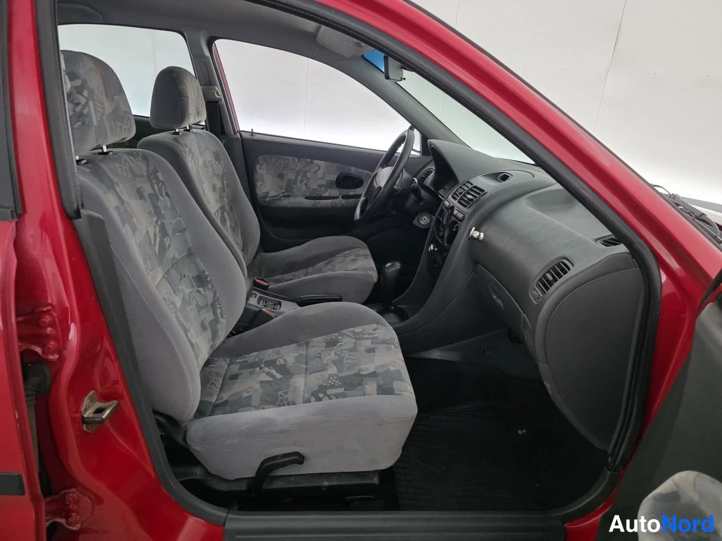 Röd Mitsubishi Carisma 1997, framsäten, bild 9