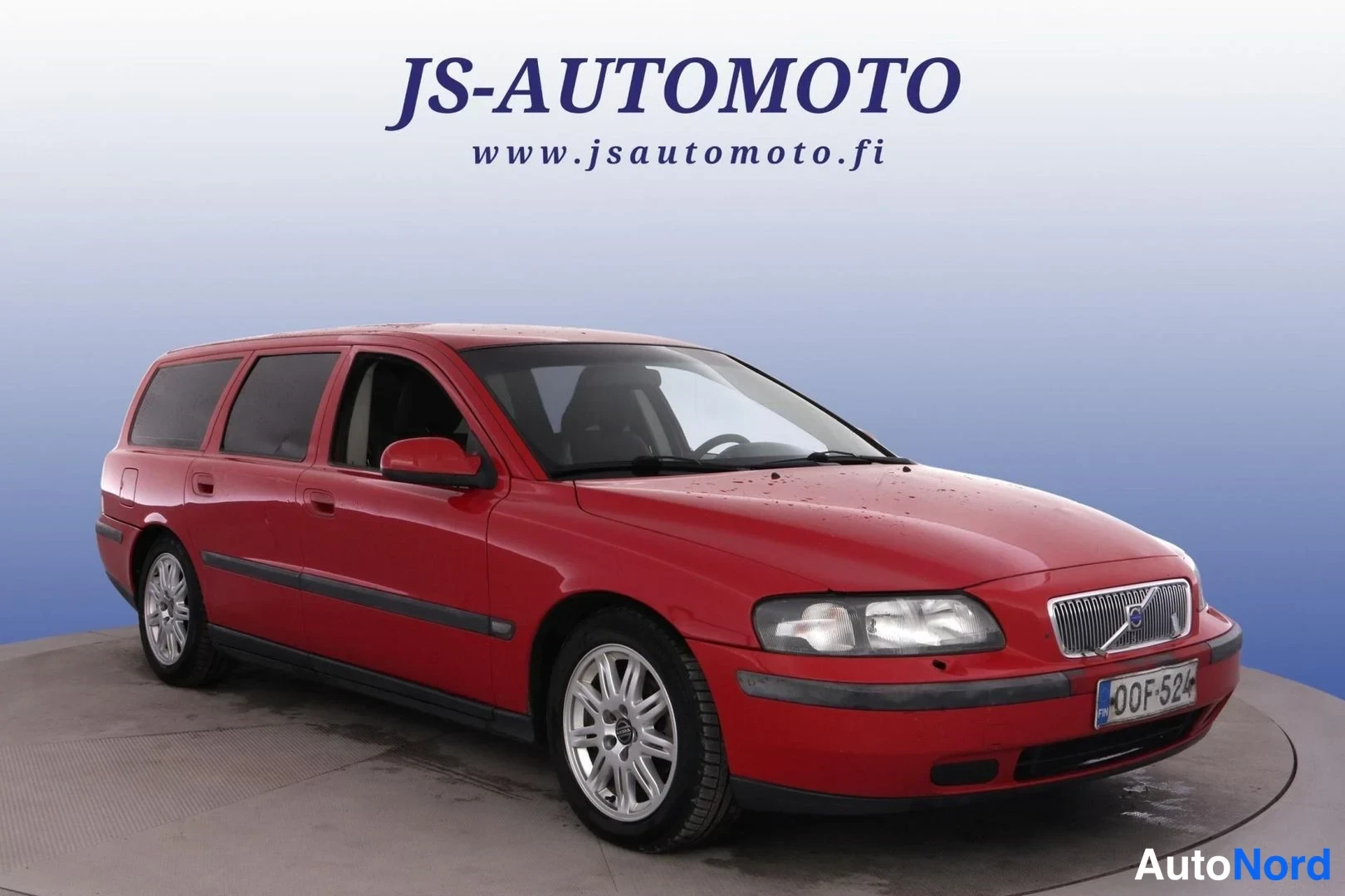 Punainen Volvo V70 2002, etuviisto, keula oikealle, kuva 2