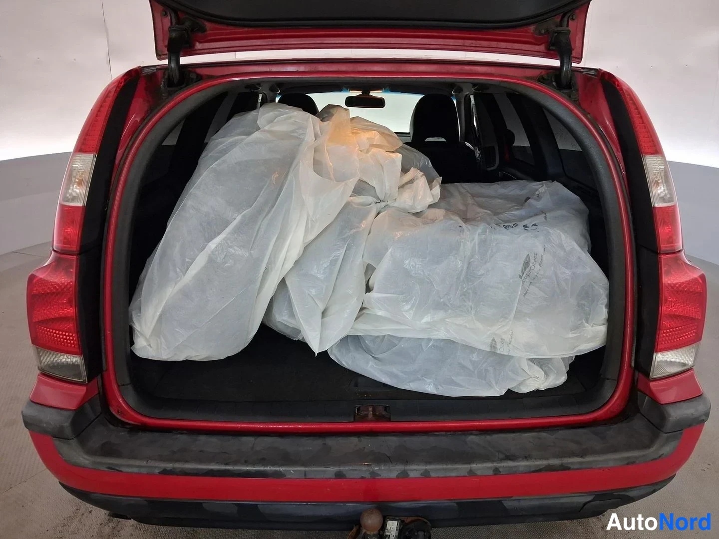 Punainen Volvo V70 2002, takaa, kuva 7