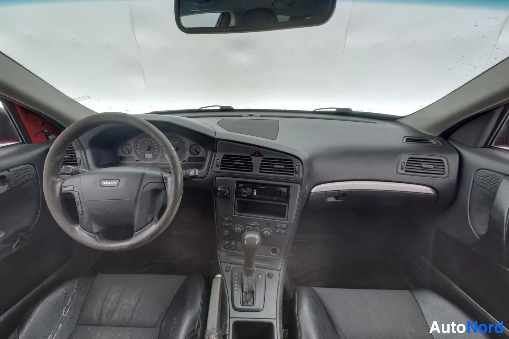 Punainen Volvo V70 2002, ohjaamo, kuva 9