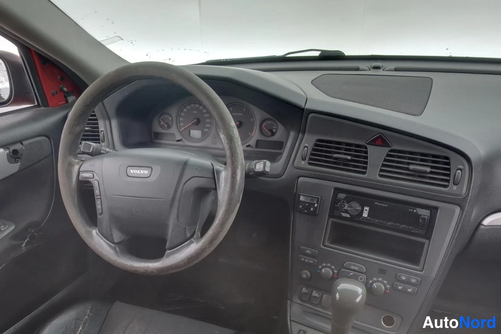 Punainen Volvo V70 2002, ohjaamo, kuva 10
