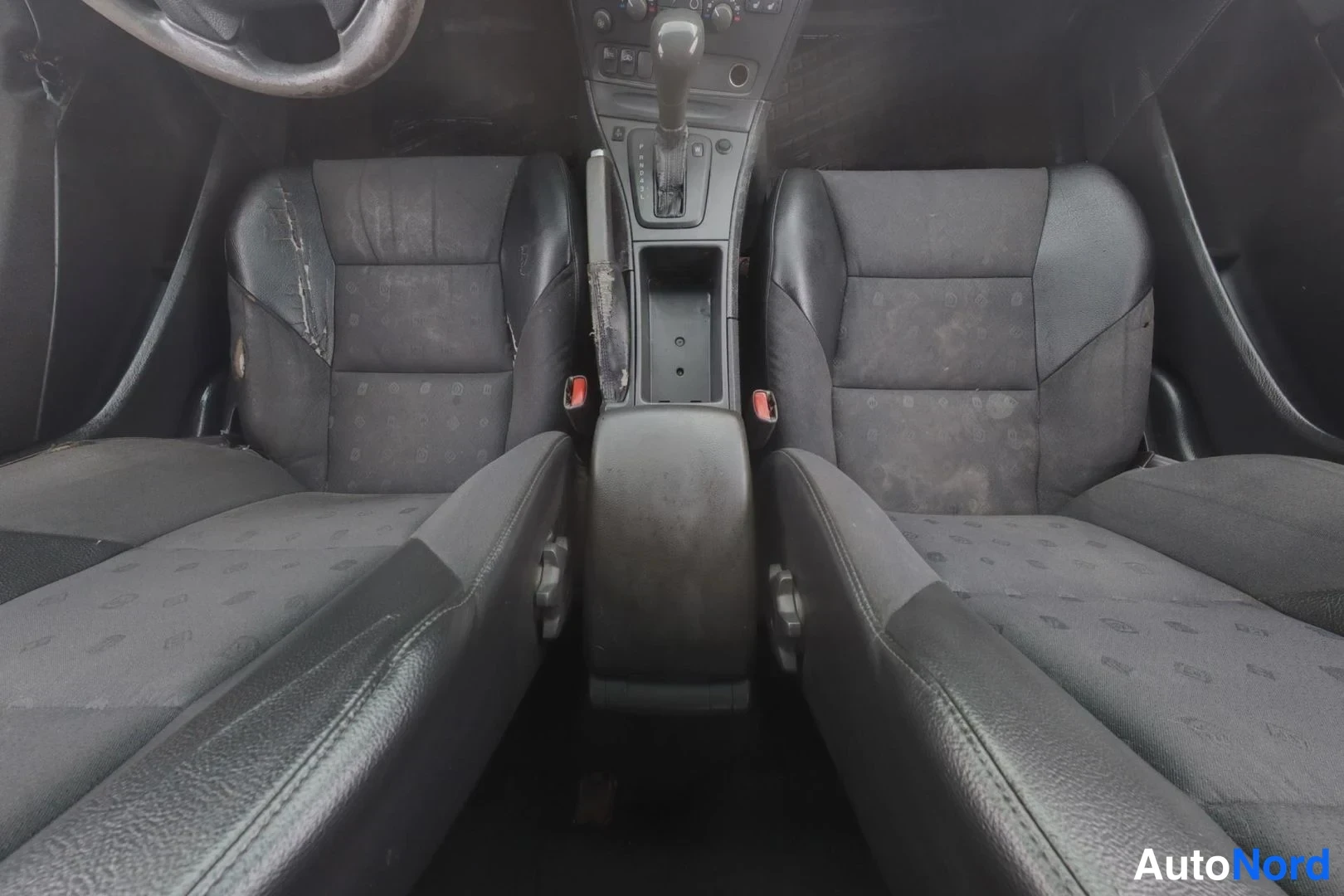 Punainen Volvo V70 2002, etuistuimet, kuva 11
