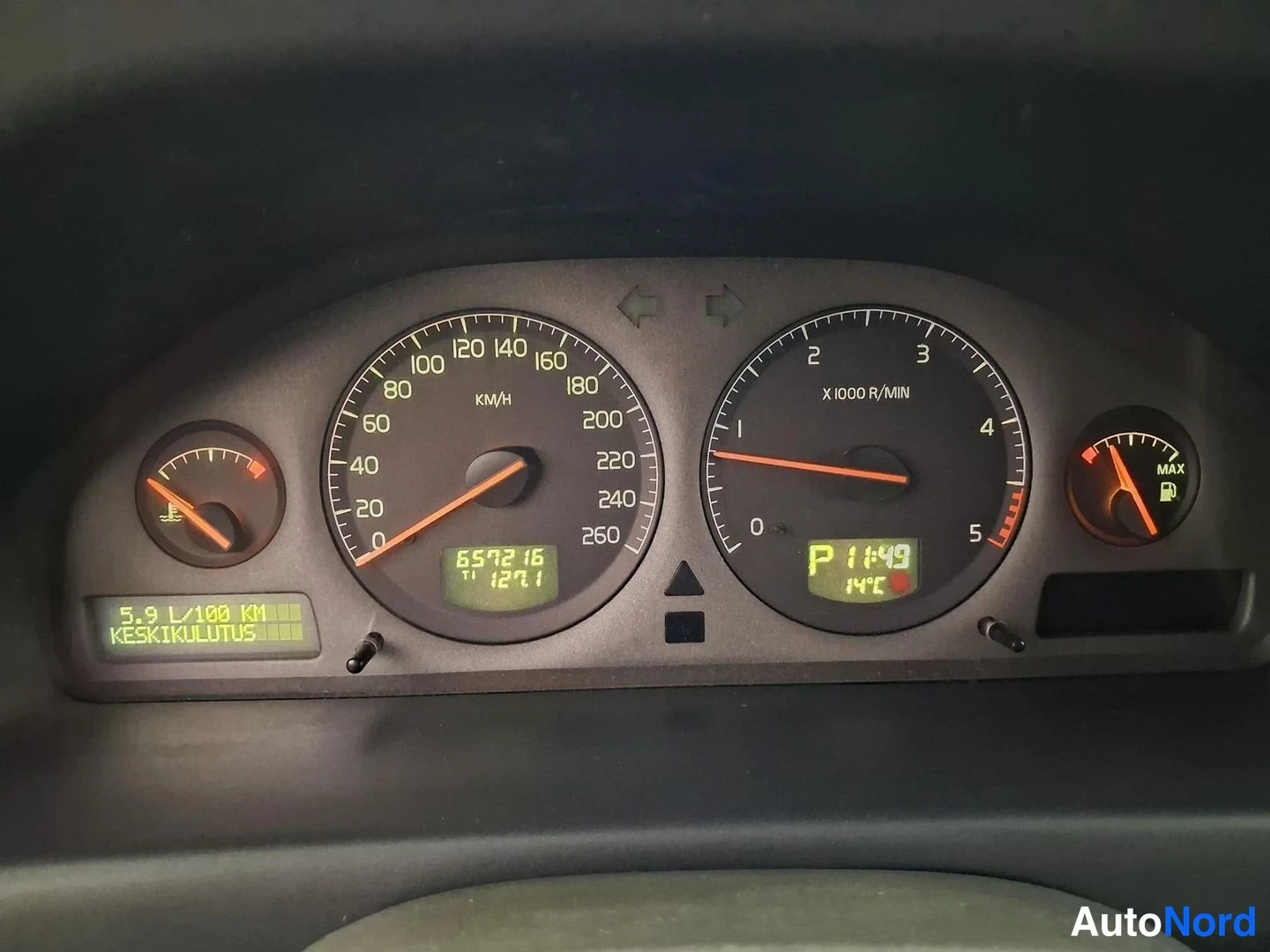 Punainen Volvo V70 2002, yksityiskohta, kuva 15