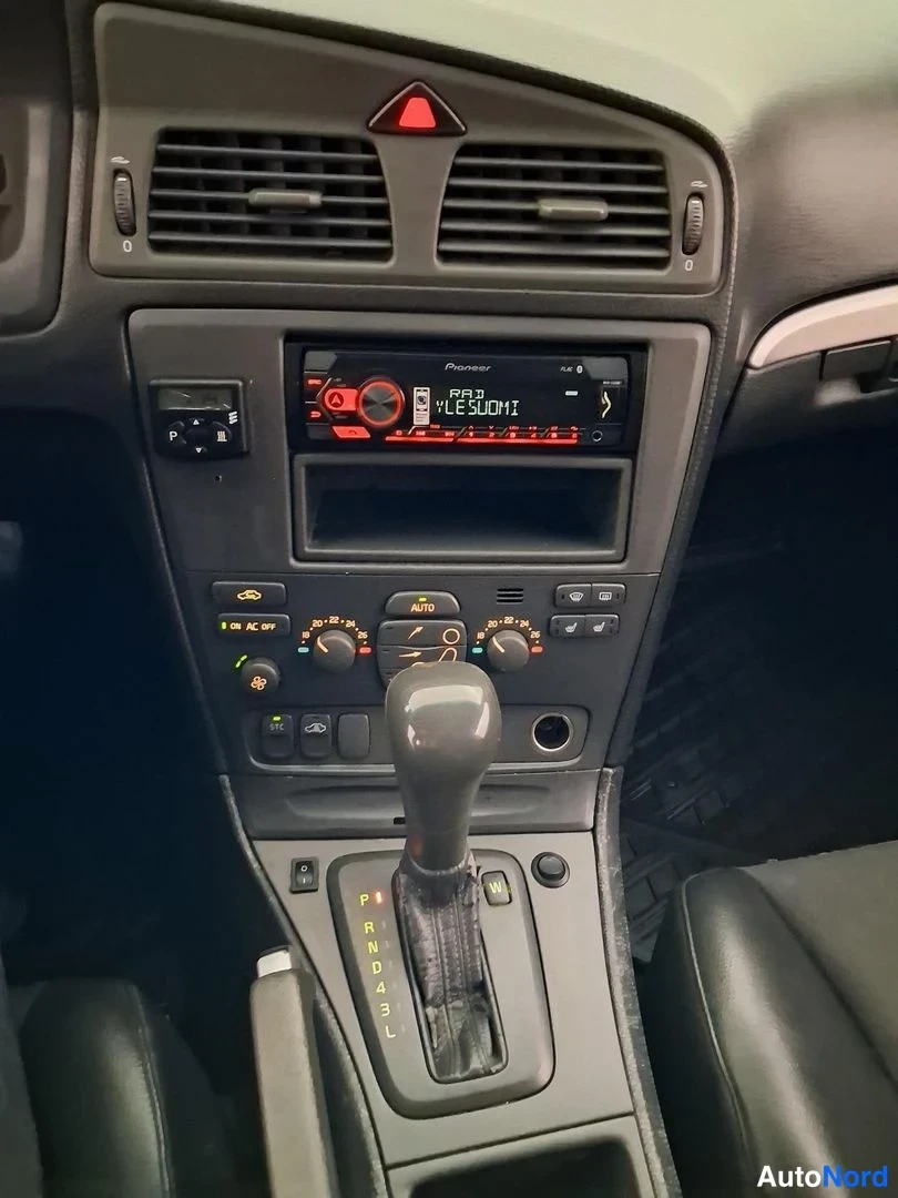 Punainen Volvo V70 2002, yksityiskohta, kuva 16