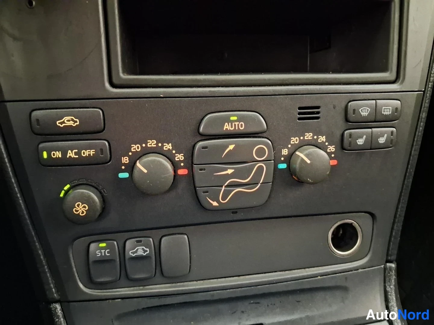 Punainen Volvo V70 2002, yksityiskohta, kuva 18