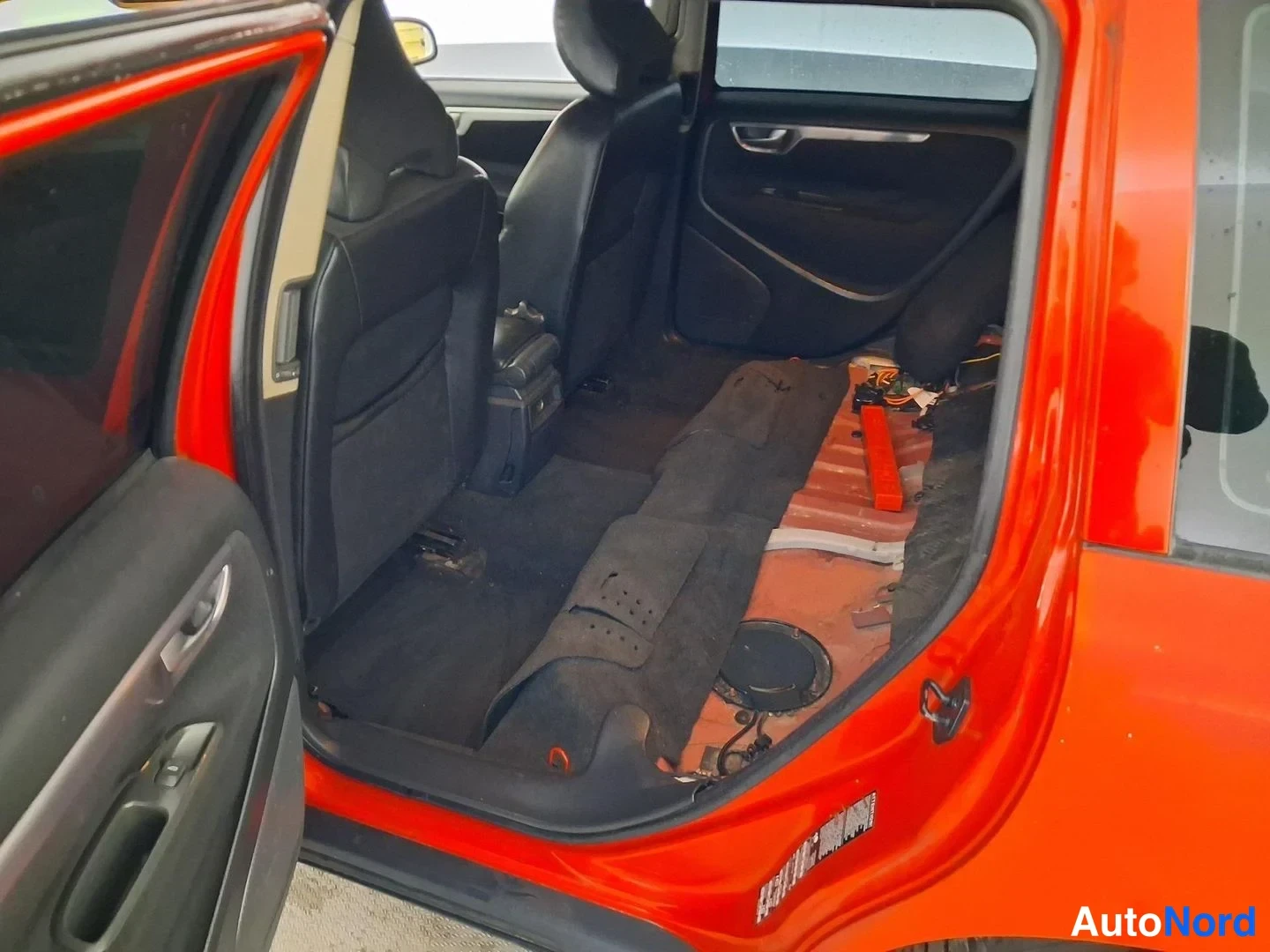 Punainen Volvo V70 2002, takaistuimet, kuva 13