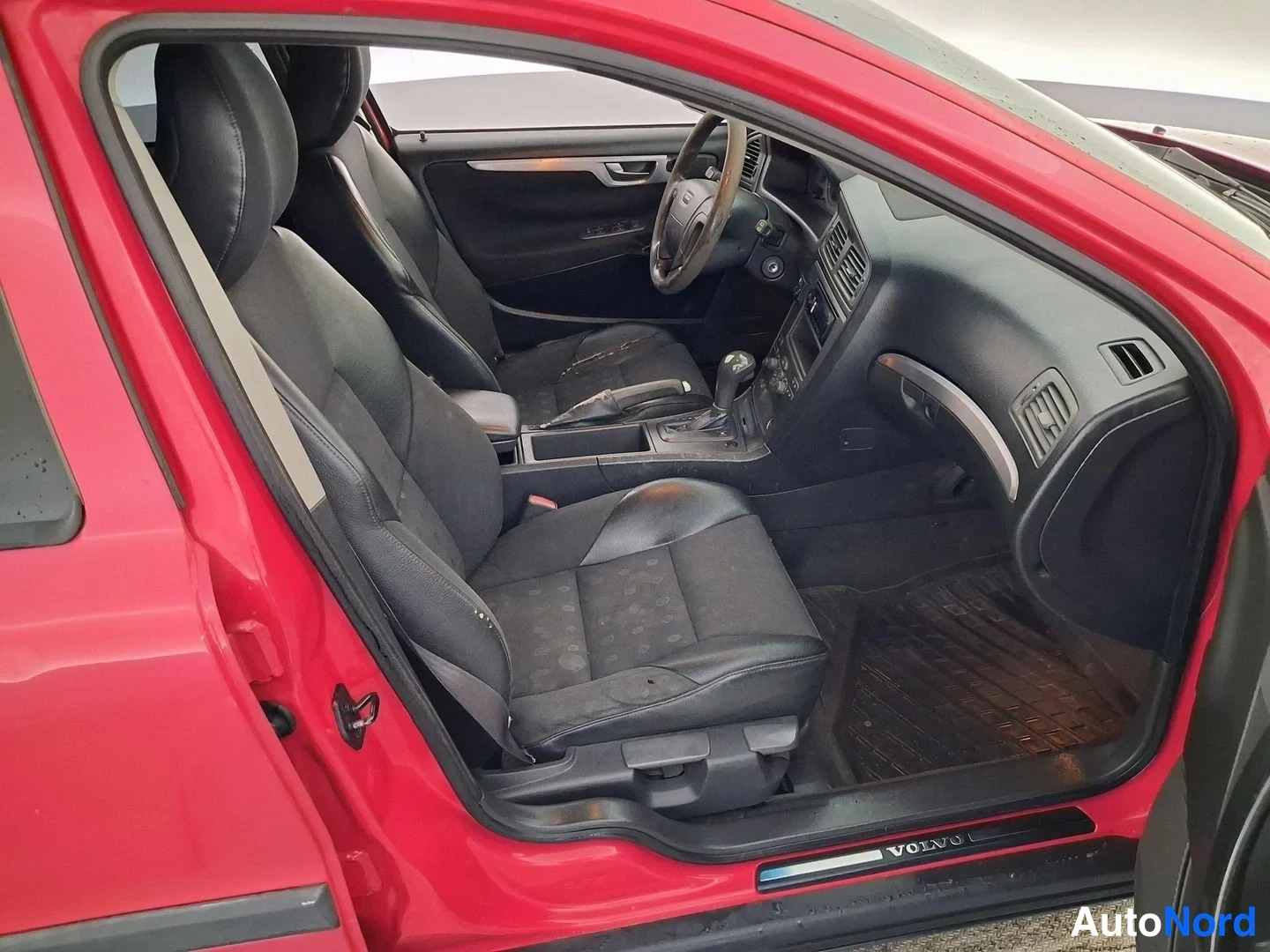 Punainen Volvo V70 2002, etuistuimet, kuva 12