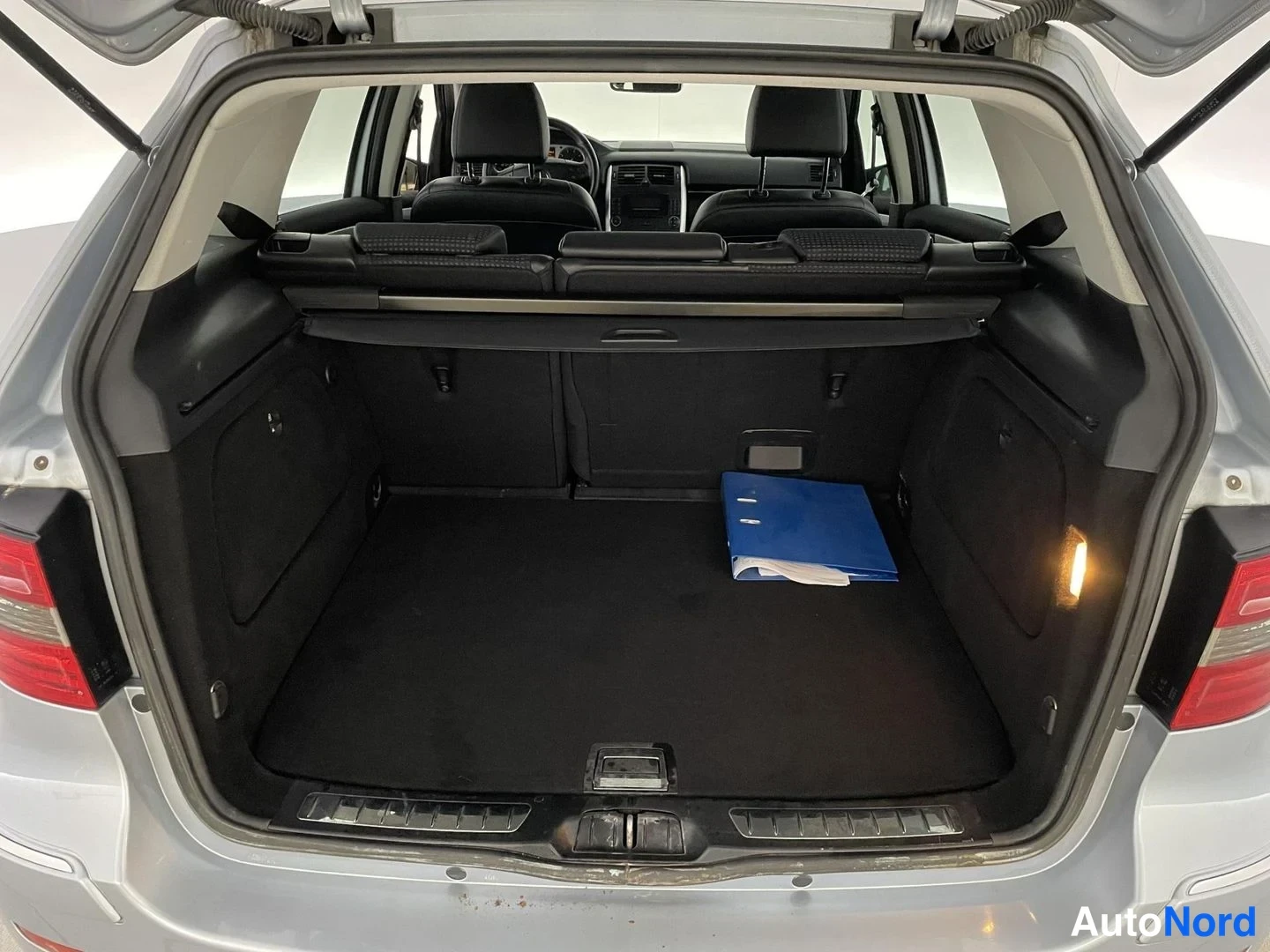 Sininen Mercedes-Benz B 200 2005, tavaratila, kuva 13
