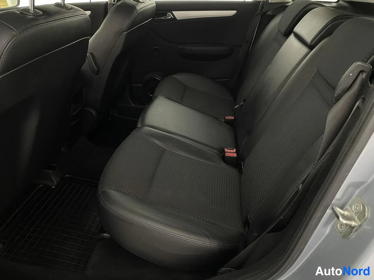 Sininen Mercedes-Benz B 200 2005, takaistuimet, kuva 11