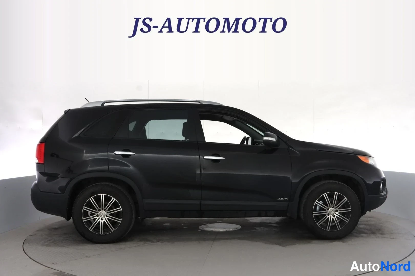 Musta Kia Sorento 2010, etuviisto, keula oikealle, kuva 3