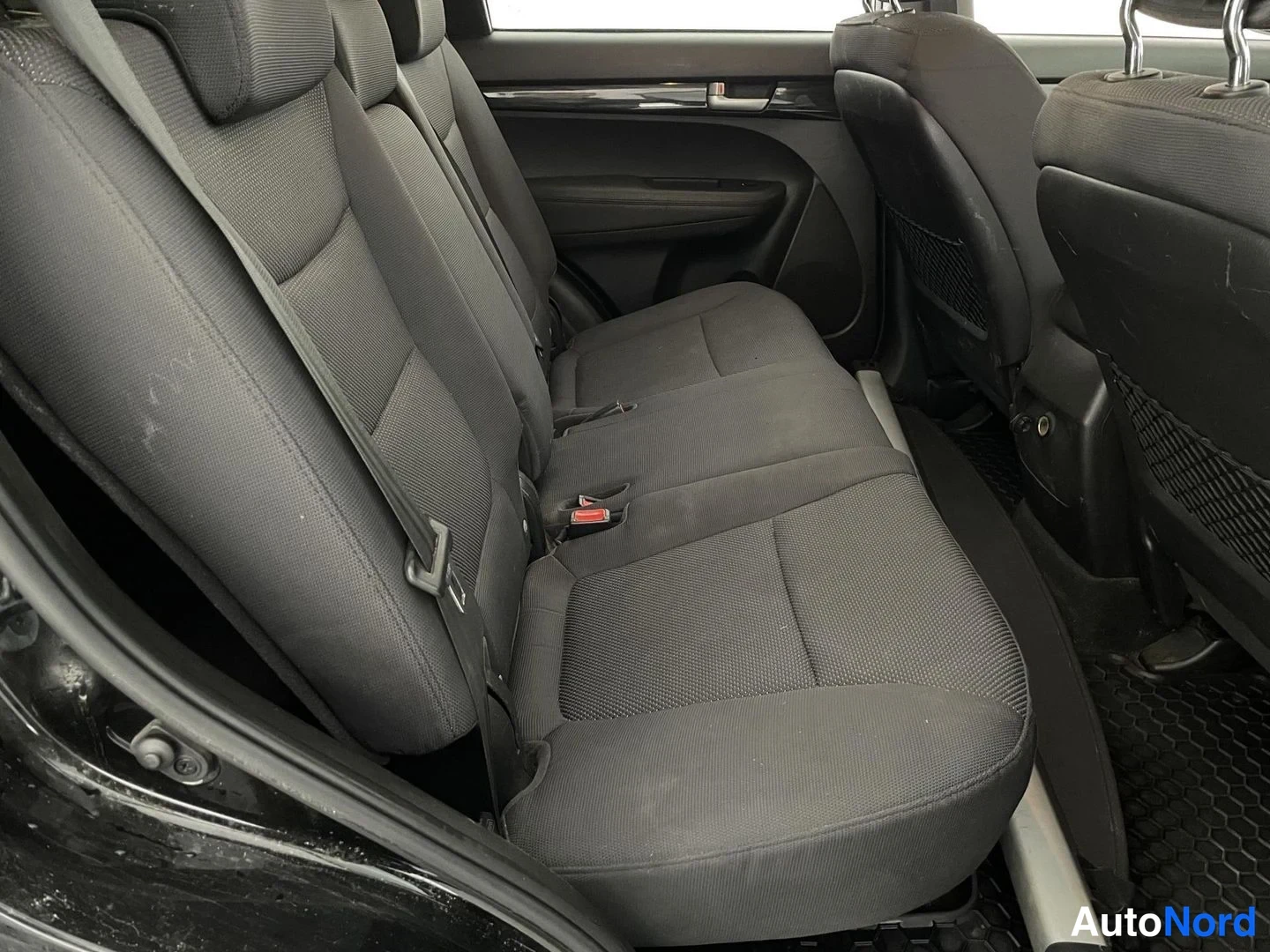 Musta Kia Sorento 2010, takaistuimet, kuva 13