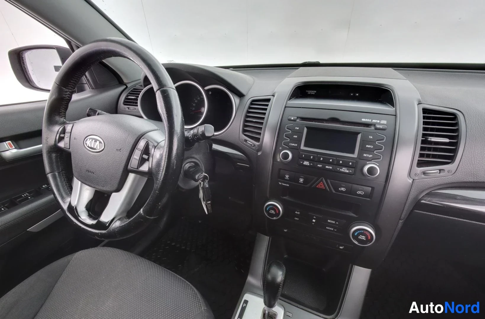 Musta Kia Sorento 2010, ohjaamo, kuva 8