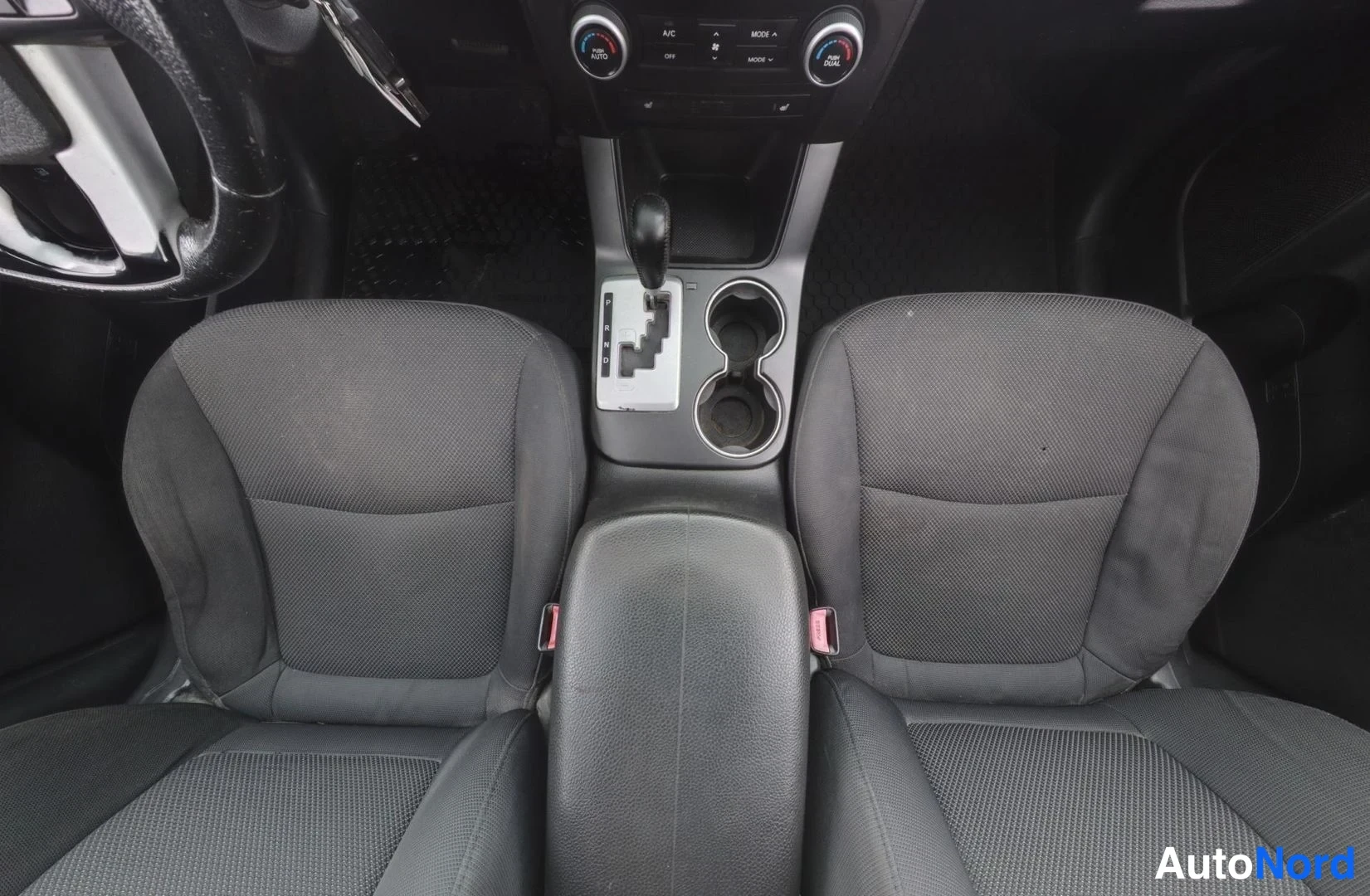 Musta Kia Sorento 2010, etuistuimet, kuva 11