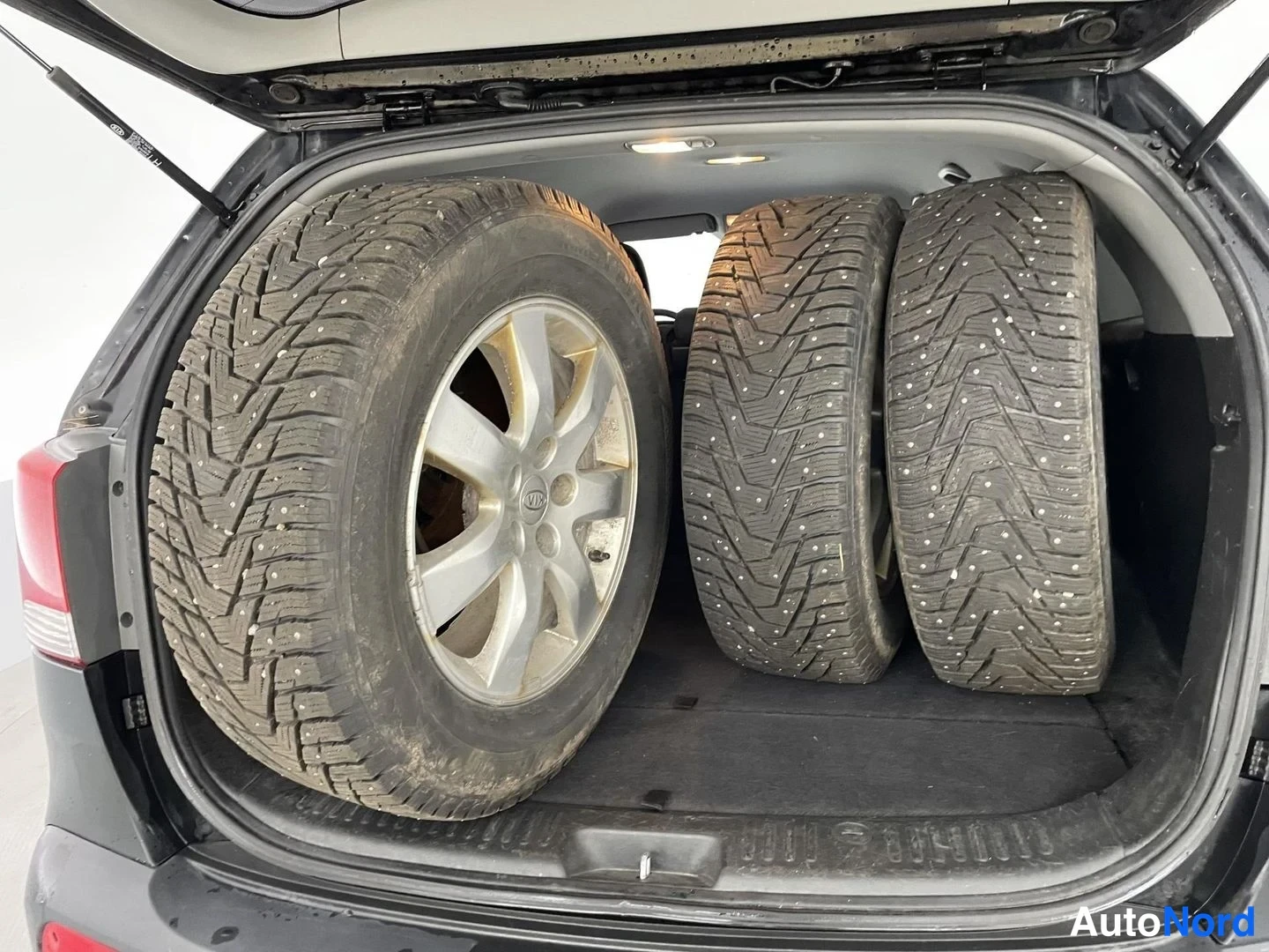 Musta Kia Sorento 2010, tavaratila, kuva 14