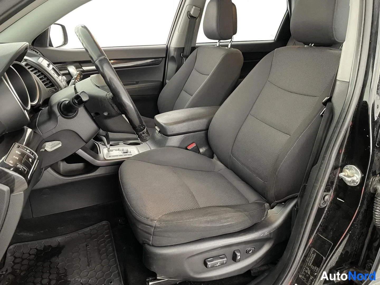 Musta Kia Sorento 2010, etuistuimet, kuva 9
