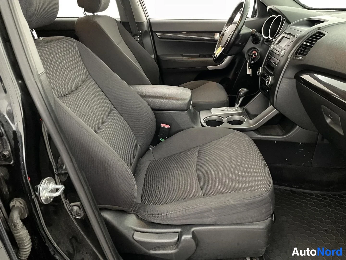 Musta Kia Sorento 2010, etuistuimet, kuva 10