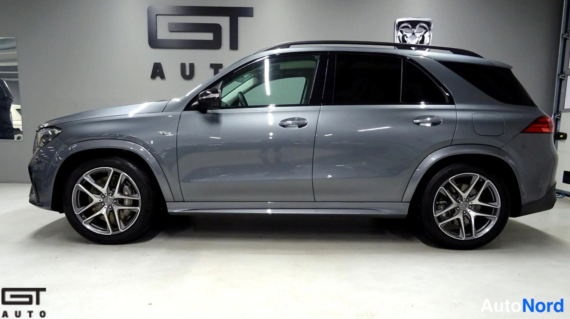 Grey Mercedes-Benz GLE 53 2024, front three-quarter, nose to the left, photo 5