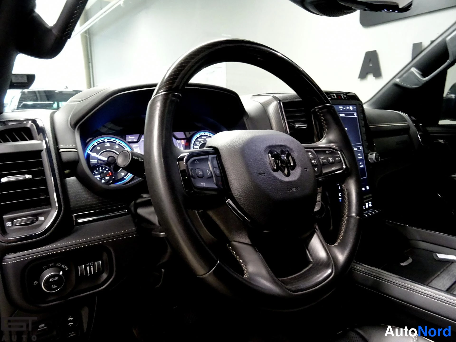 Musta Dodge Ram 2023, ohjaamo, kuva 10