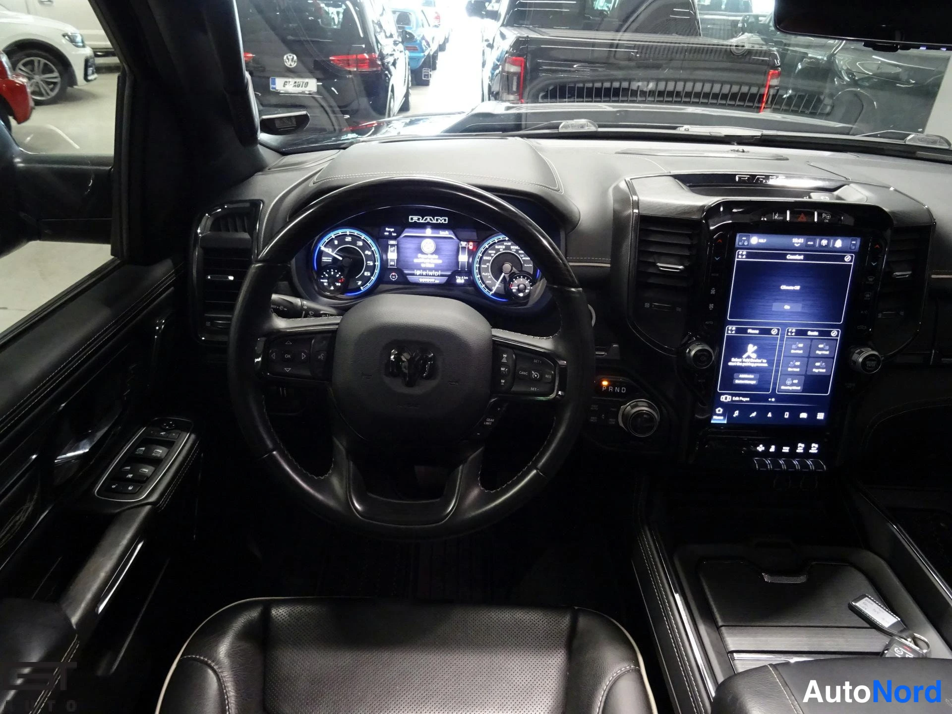 Musta Dodge Ram 2023, ohjaamo, kuva 12