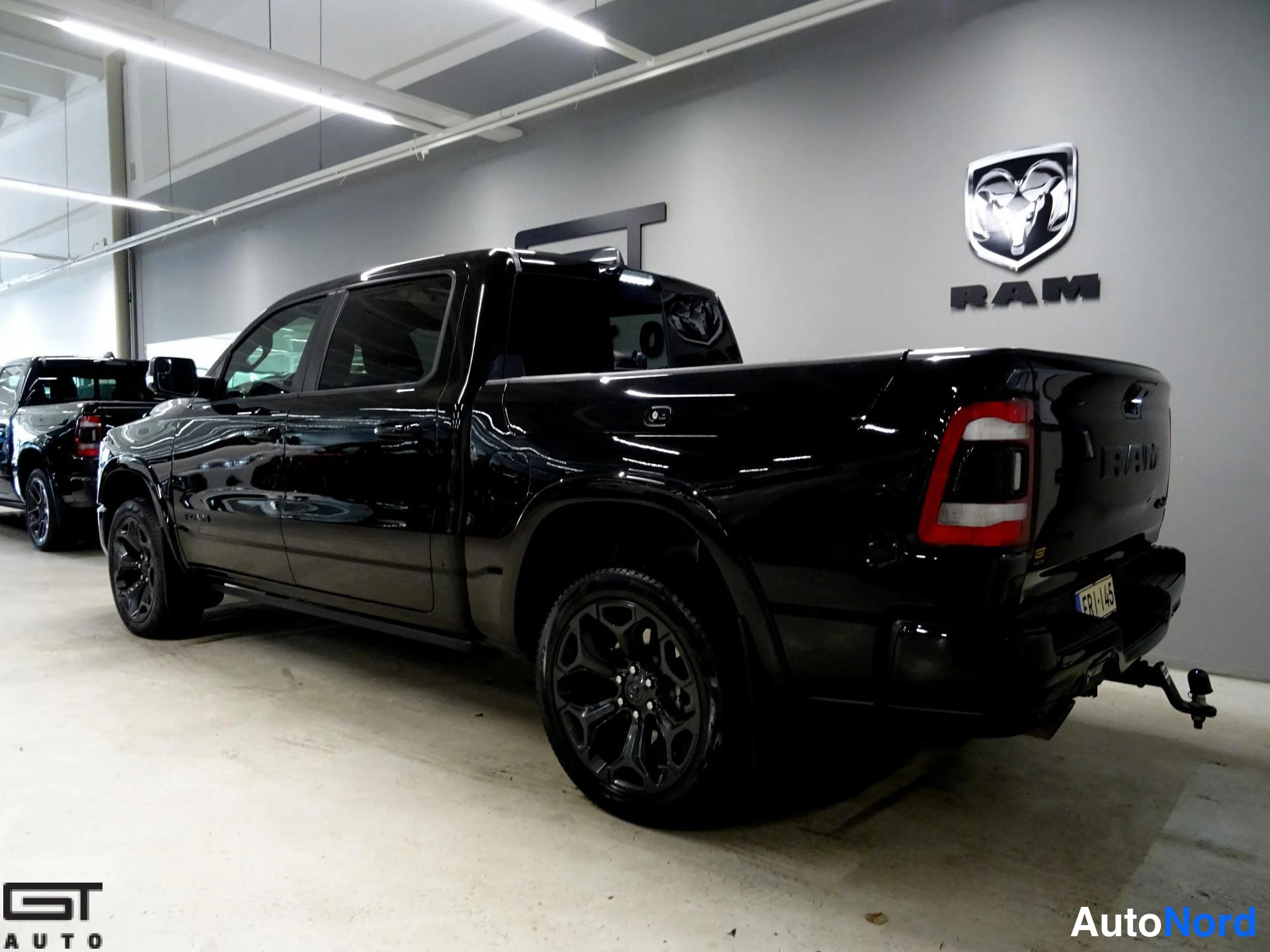 Musta Dodge Ram 2023, takaviisto, kuva 7