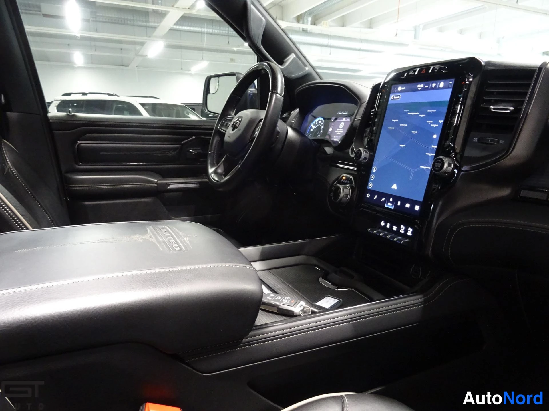 Musta Dodge Ram 2023, ohjaamo, kuva 14