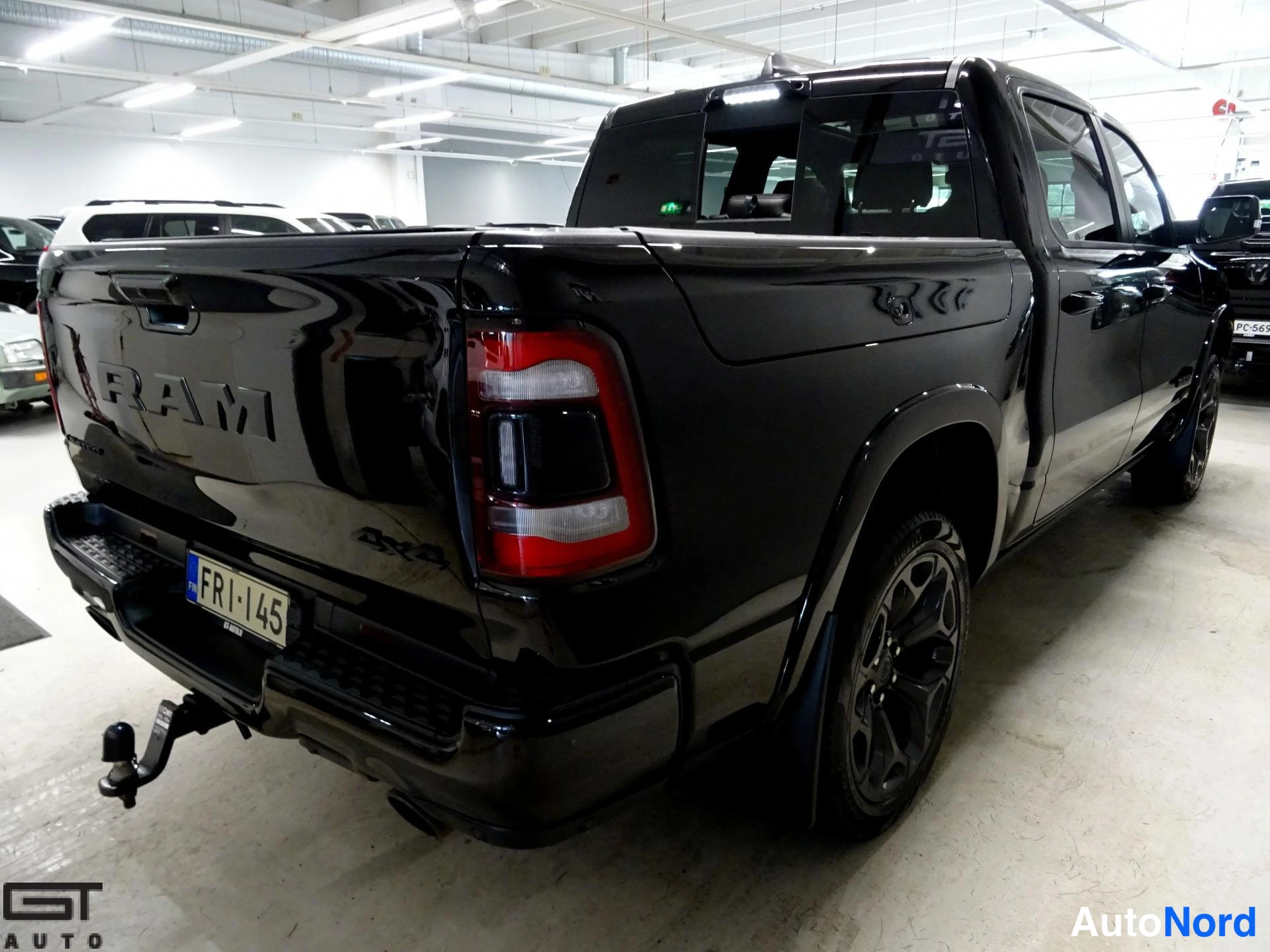 Musta Dodge Ram 2023, takaviisto, kuva 6