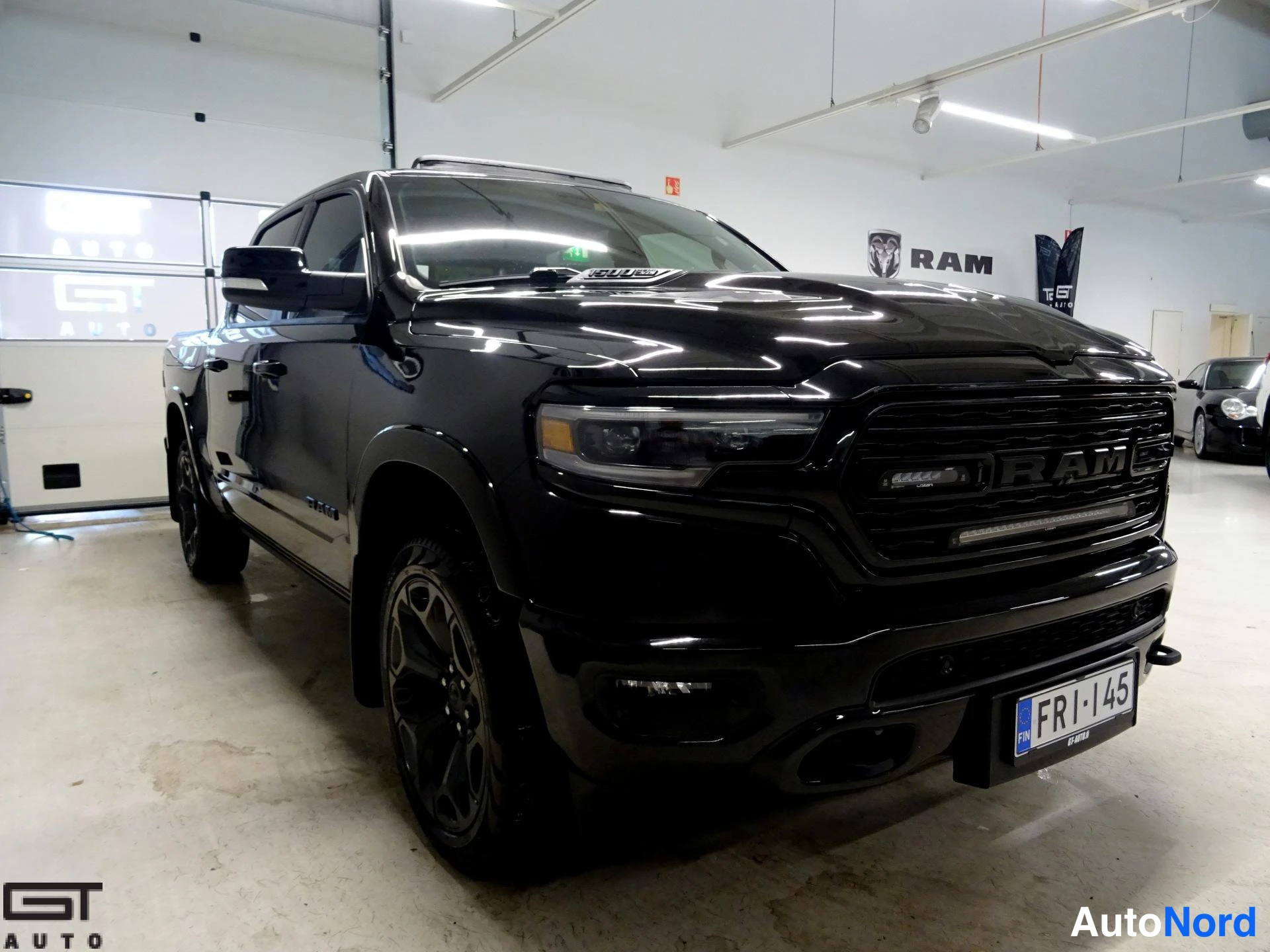 Musta Dodge Ram 2023, etuviisto, keula oikealle, kuva 4