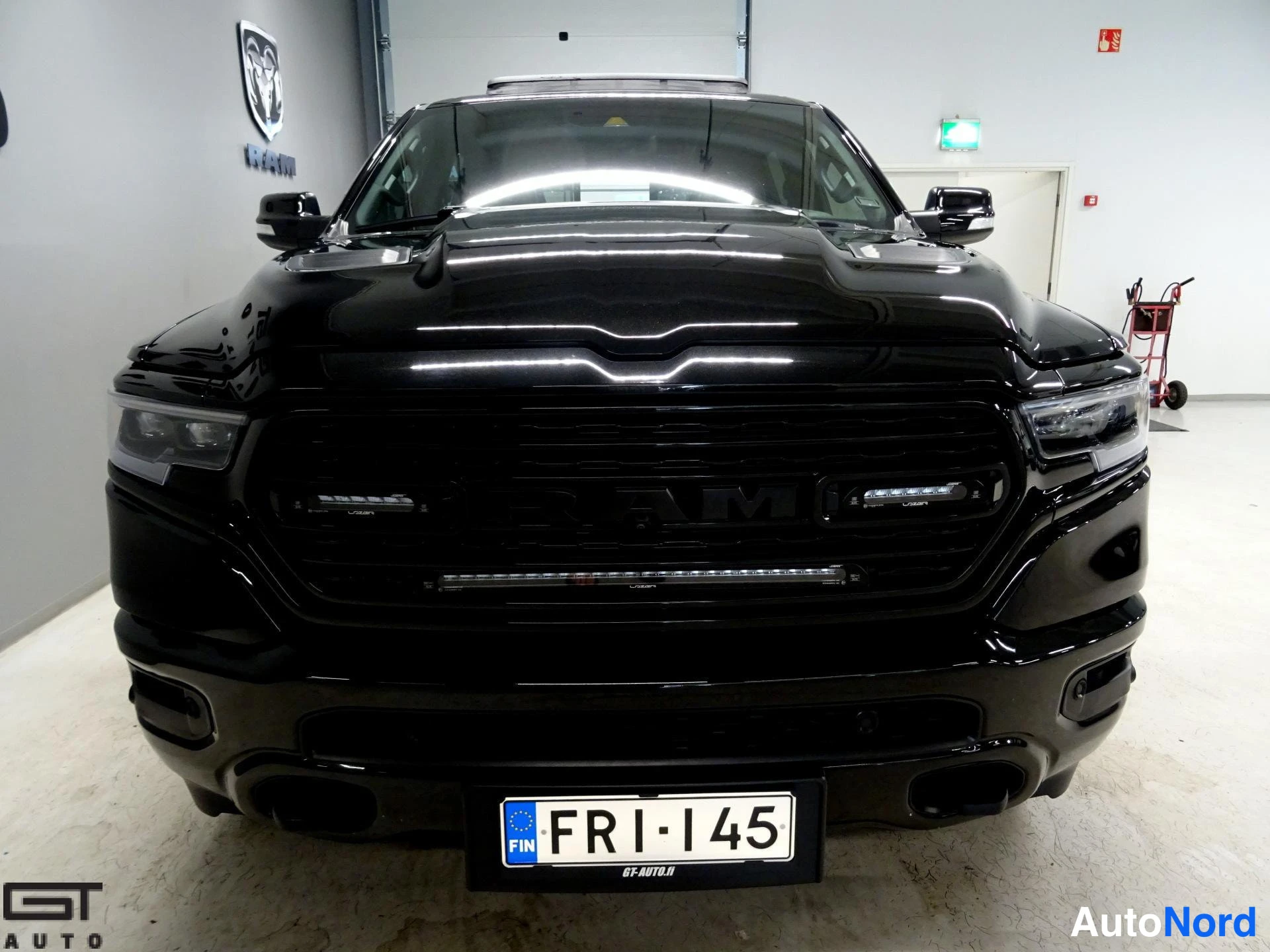 Musta Dodge Ram 2023, edestä, kuva 5