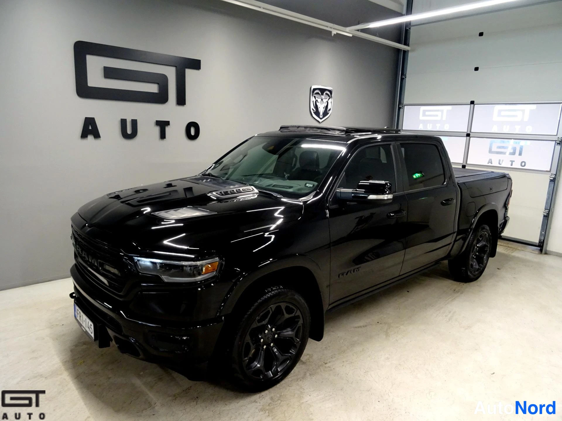 Musta Dodge Ram 2023, etuviisto, keula vasemmalle, kuva 3
