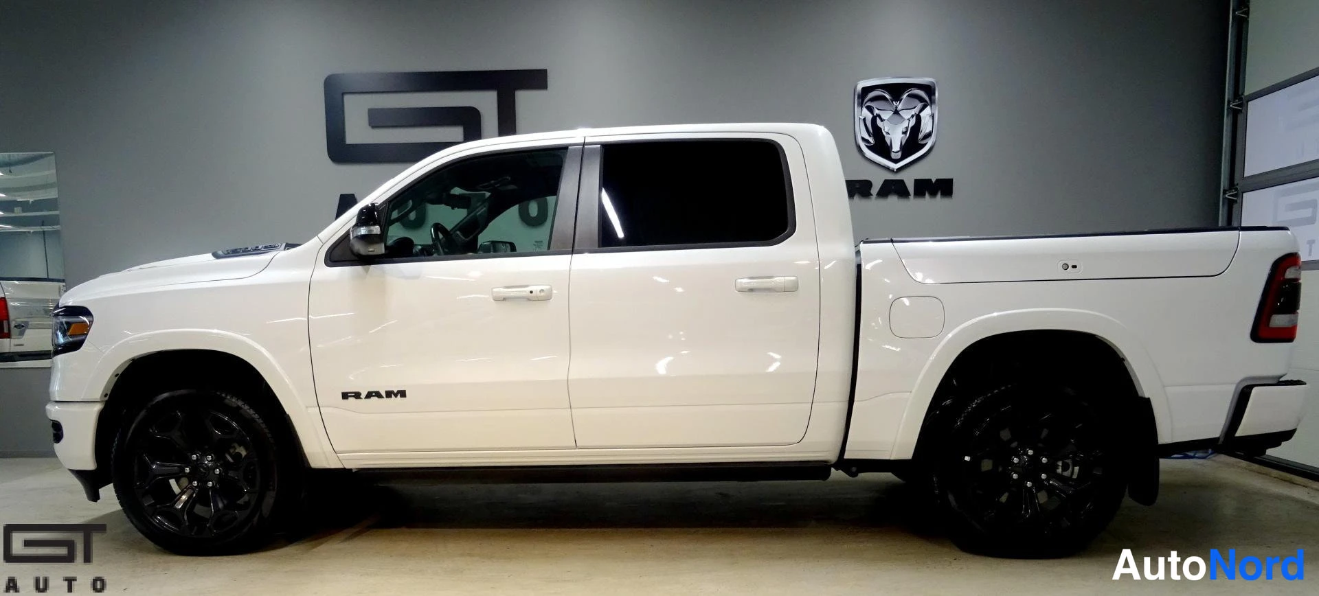 Valkoinen Dodge Ram 2023, etuviisto, keula vasemmalle, kuva 2
