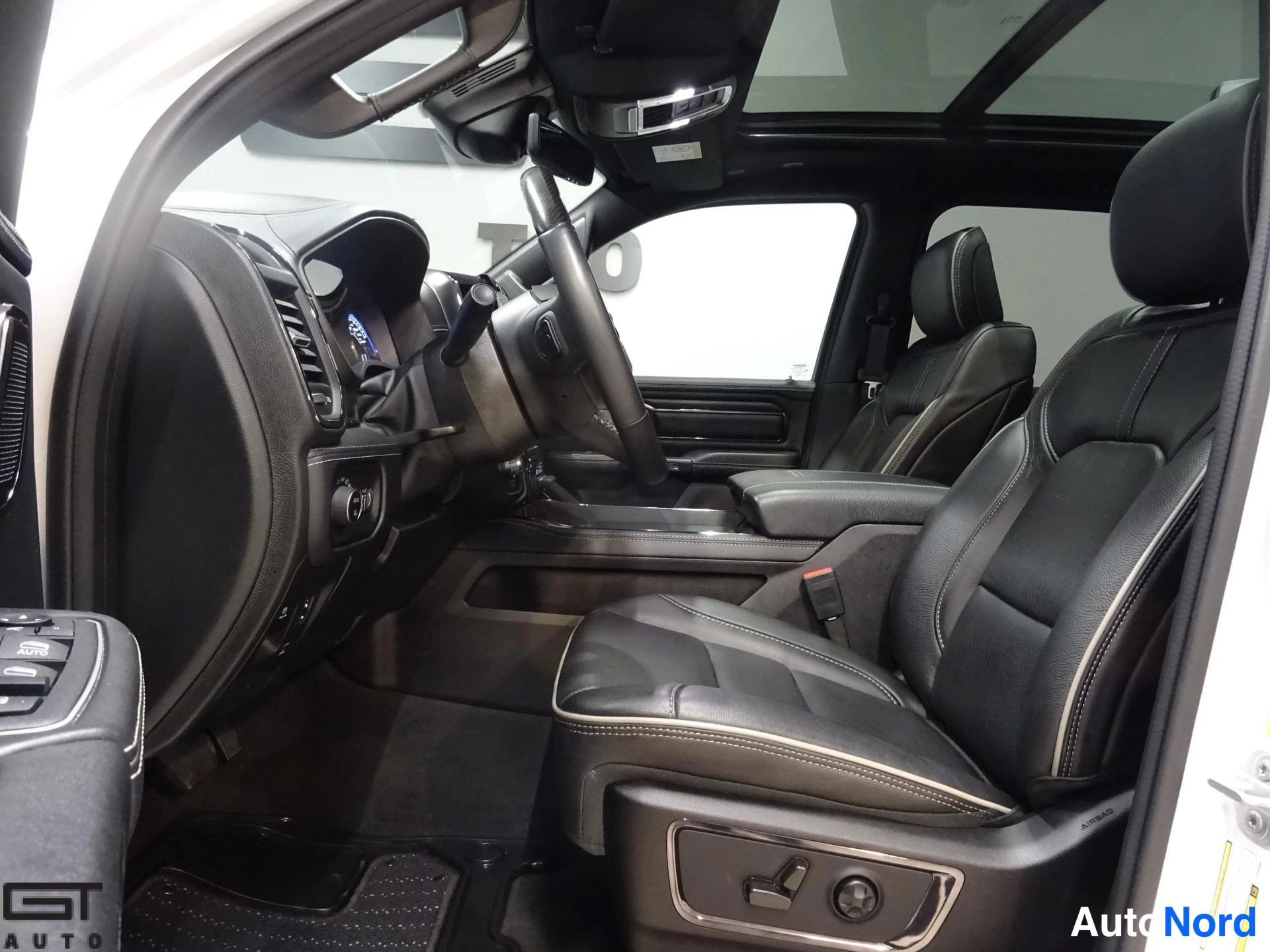 Valkoinen Dodge Ram 2023, etuistuimet, kuva 22