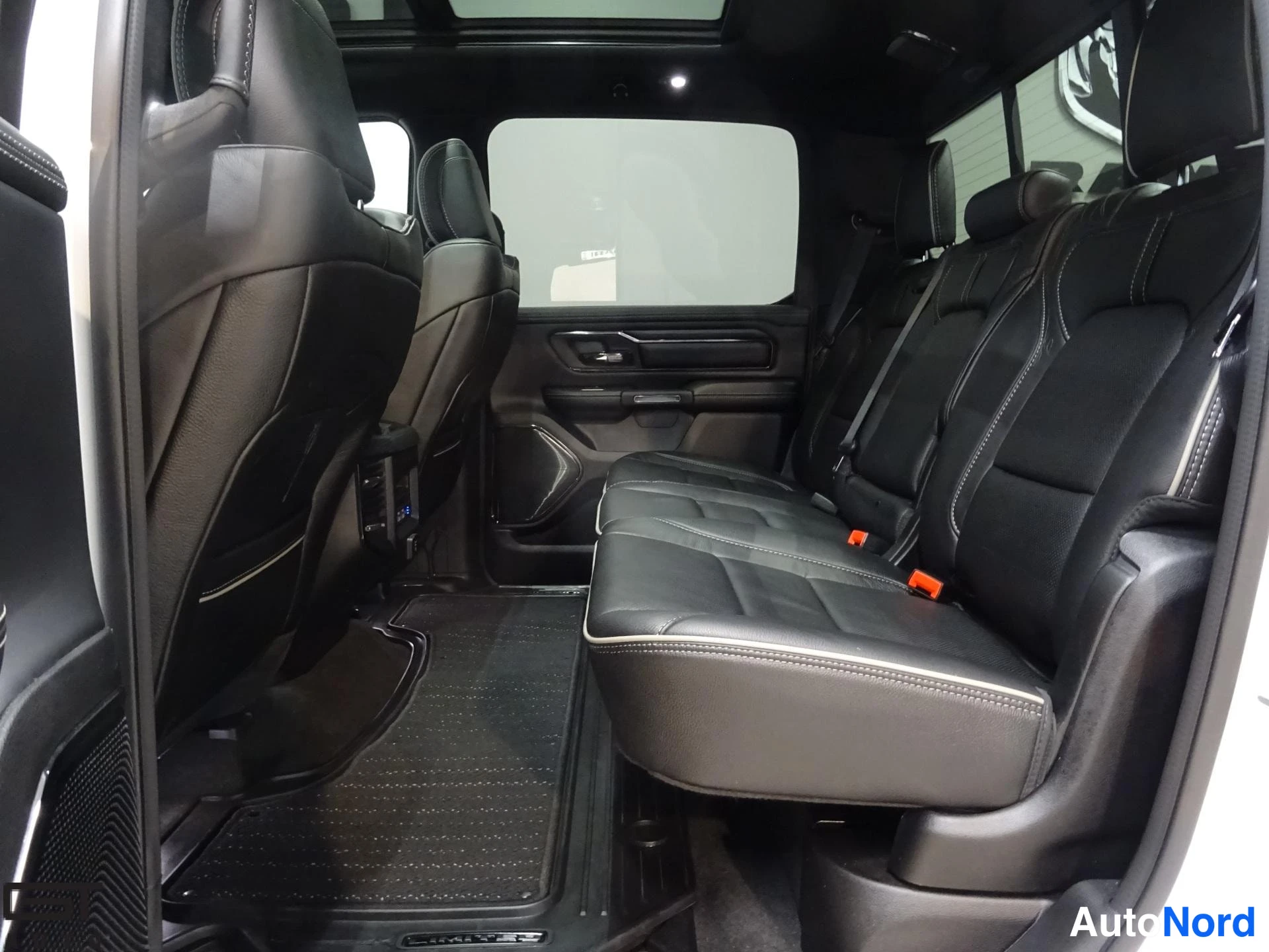 Valkoinen Dodge Ram 2023, takaistuimet, kuva 24