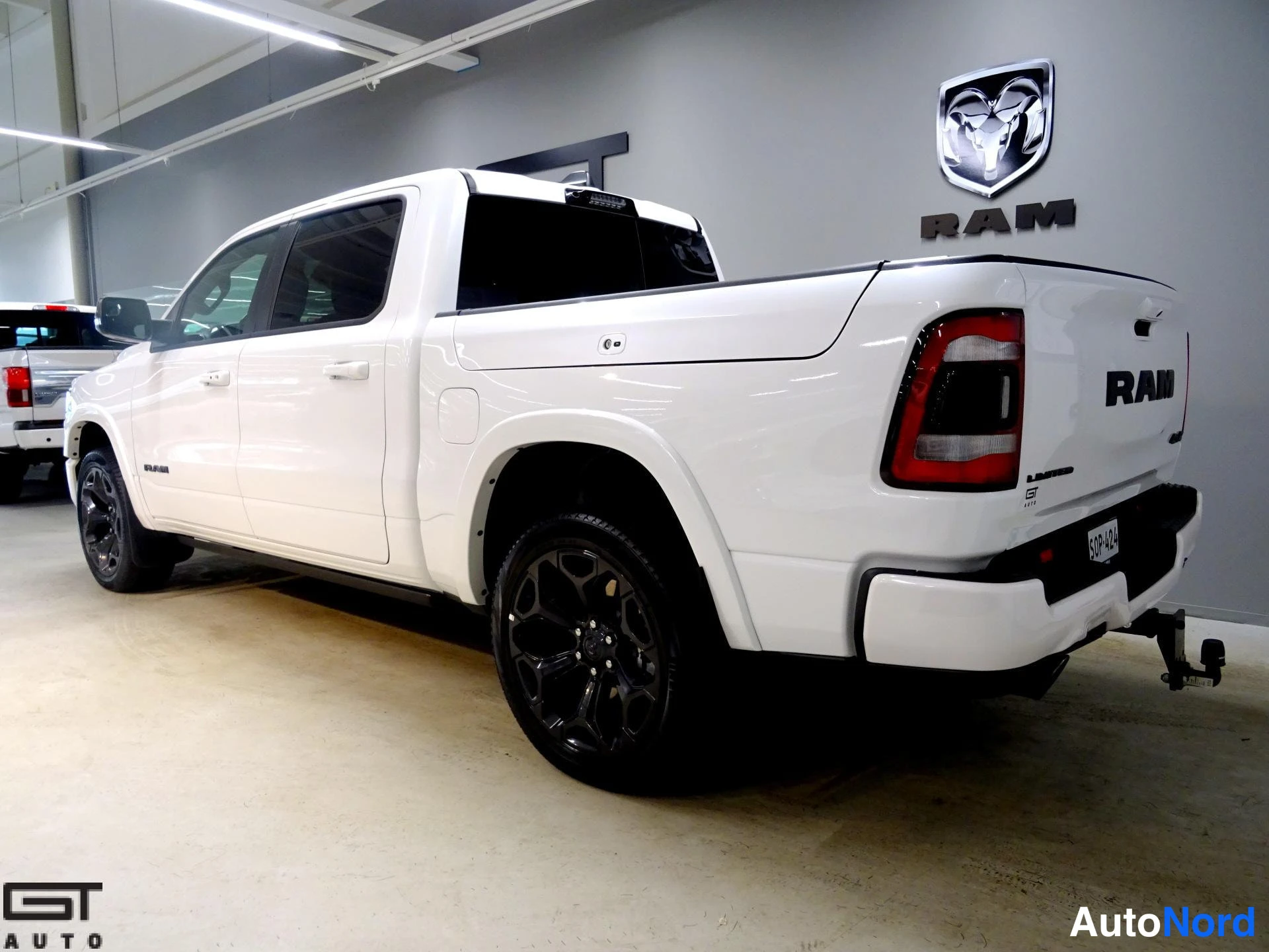 Valkoinen Dodge Ram 2023, takaviisto, kuva 6