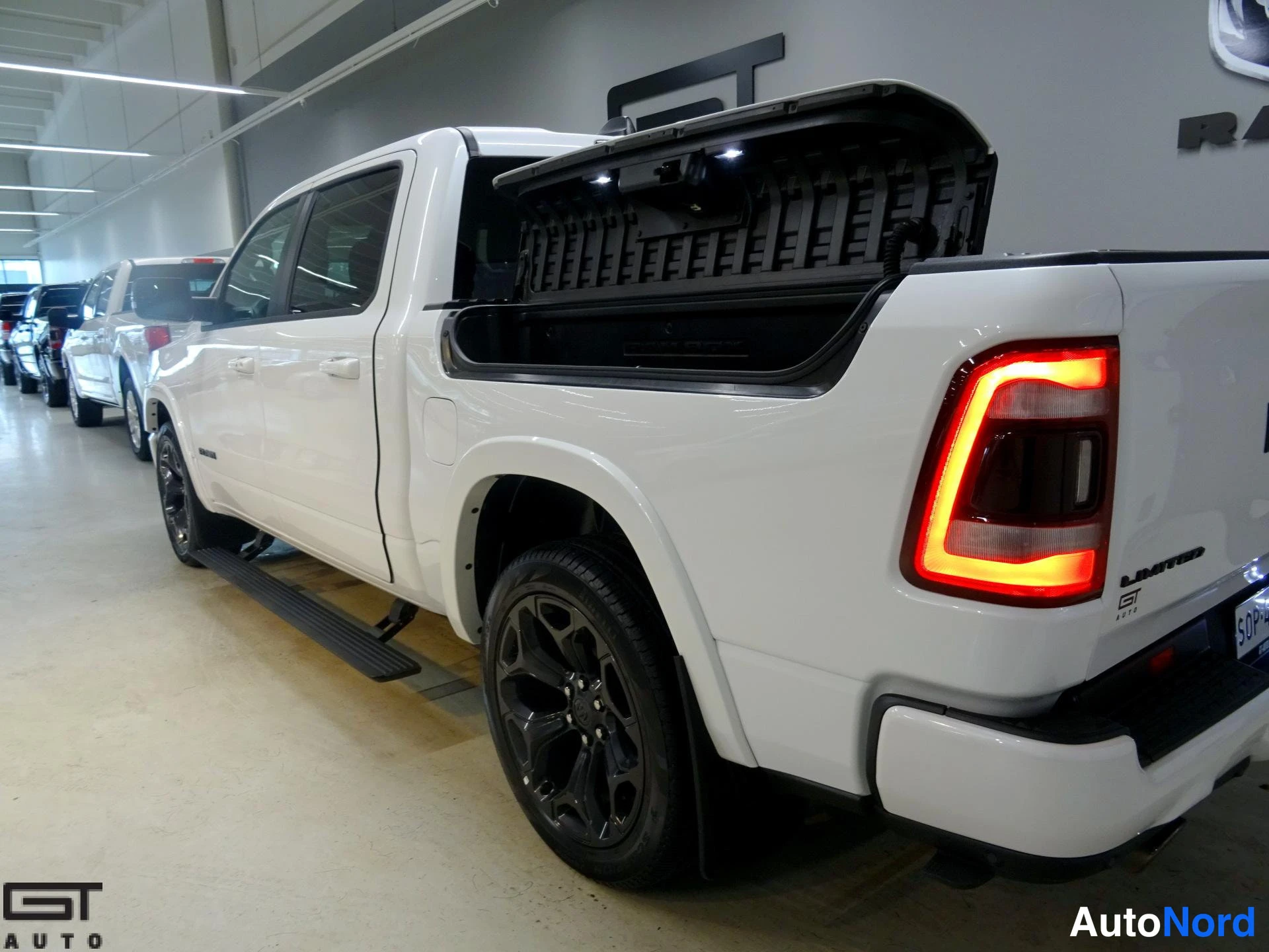 Valkoinen Dodge Ram 2023, takaviisto, kuva 9