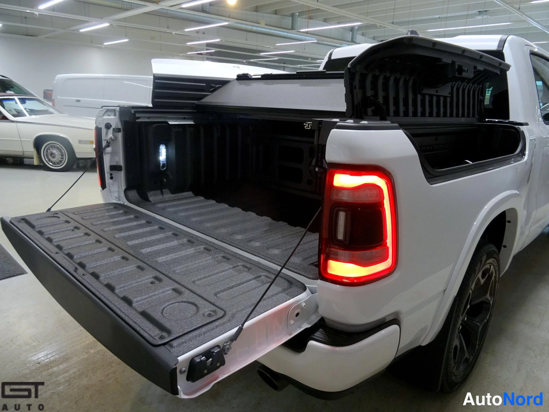 Valkoinen Dodge Ram 2023, takaviisto, kuva 7