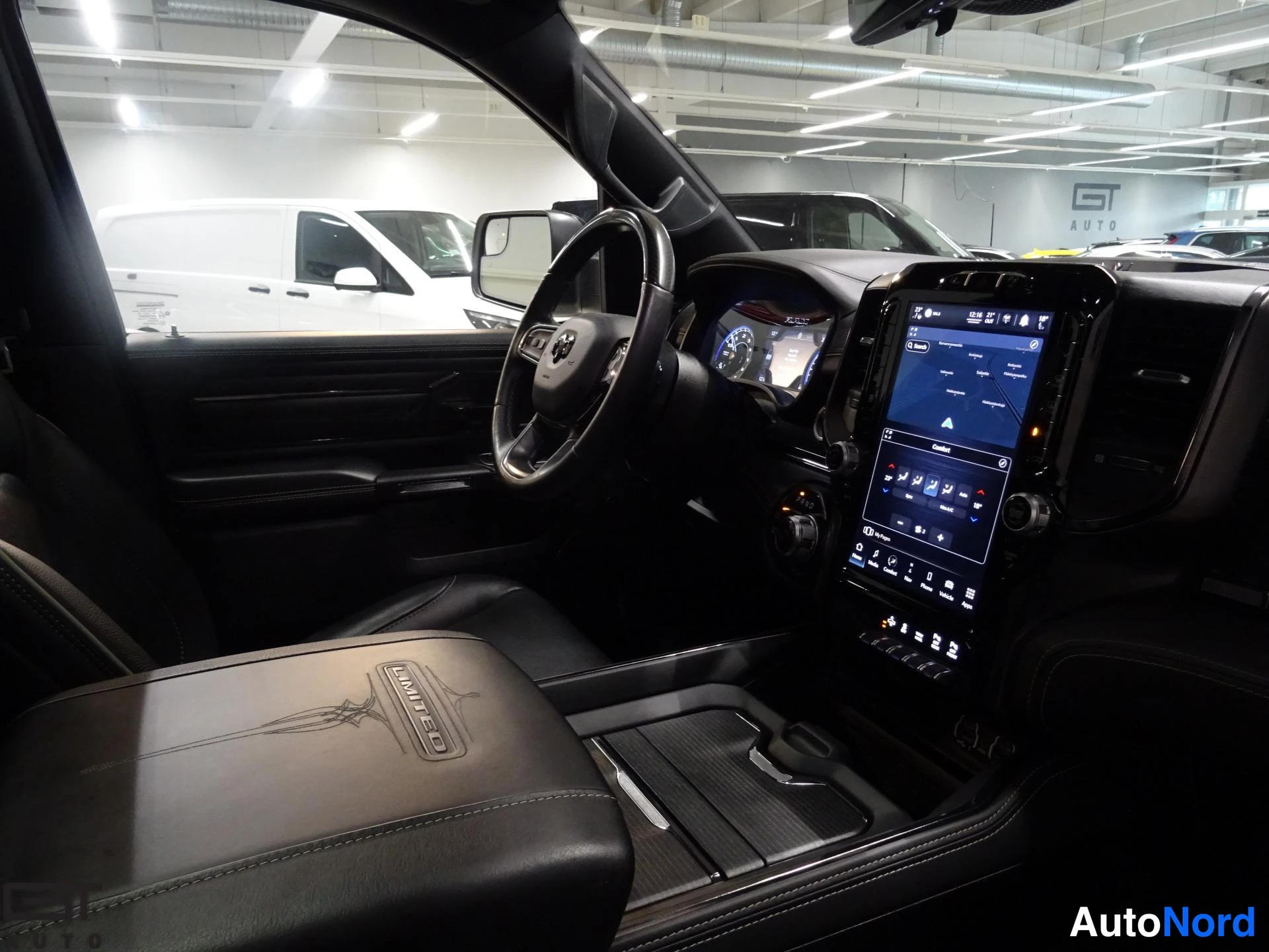 Valkoinen Dodge Ram 2023, ohjaamo, kuva 18