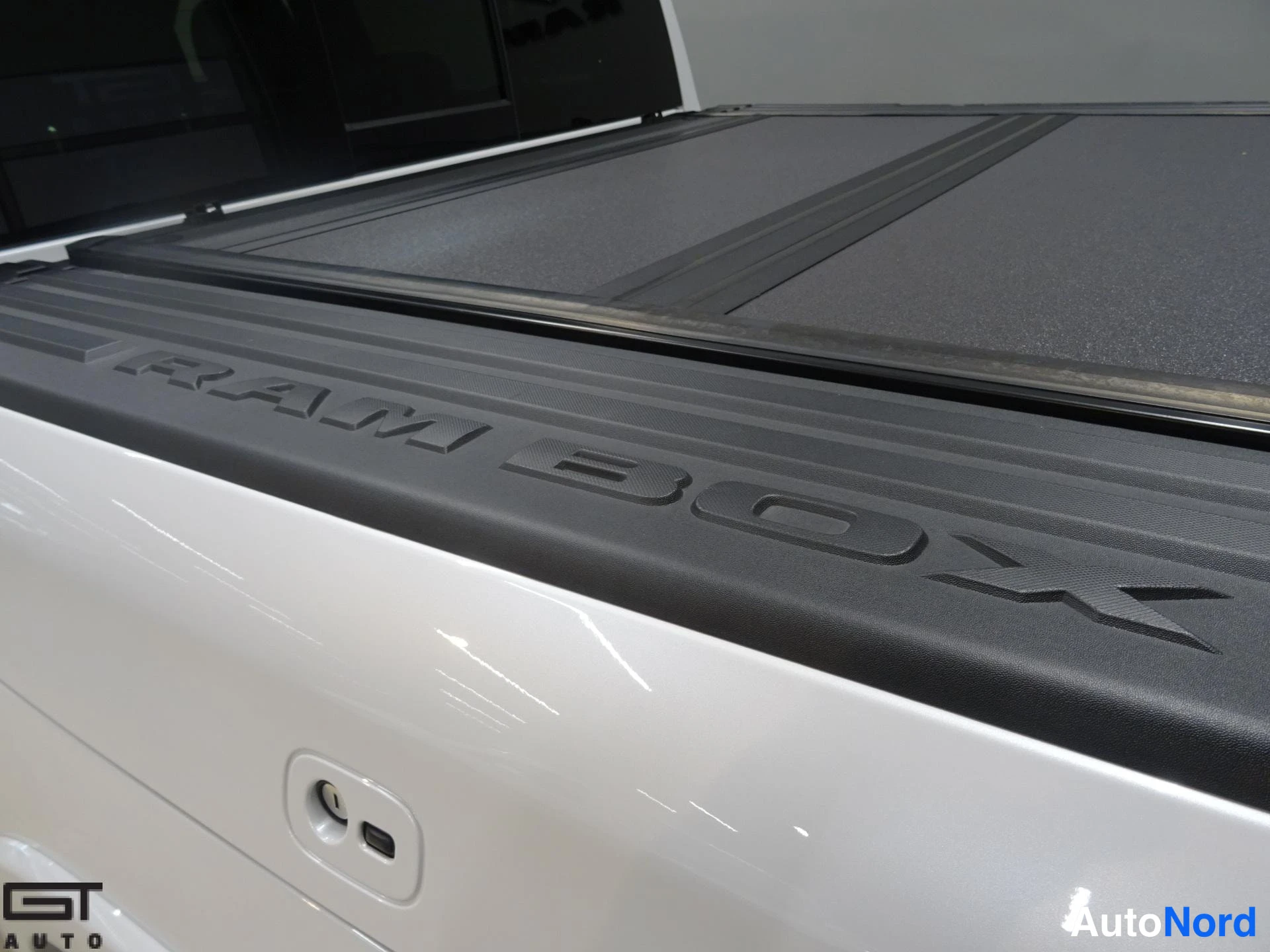 Valkoinen Dodge Ram 2023, yksityiskohta, kuva 32