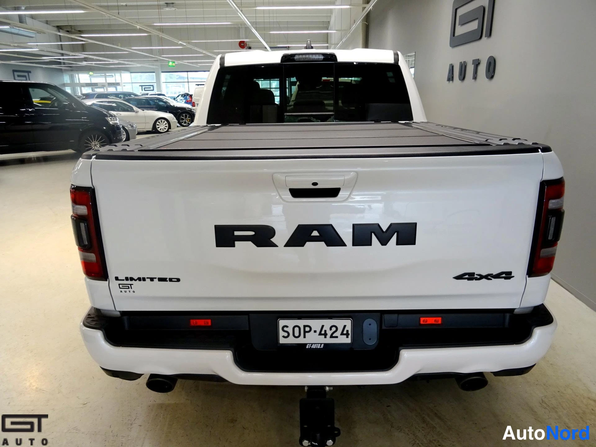 Valkoinen Dodge Ram 2023, takaa, kuva 11